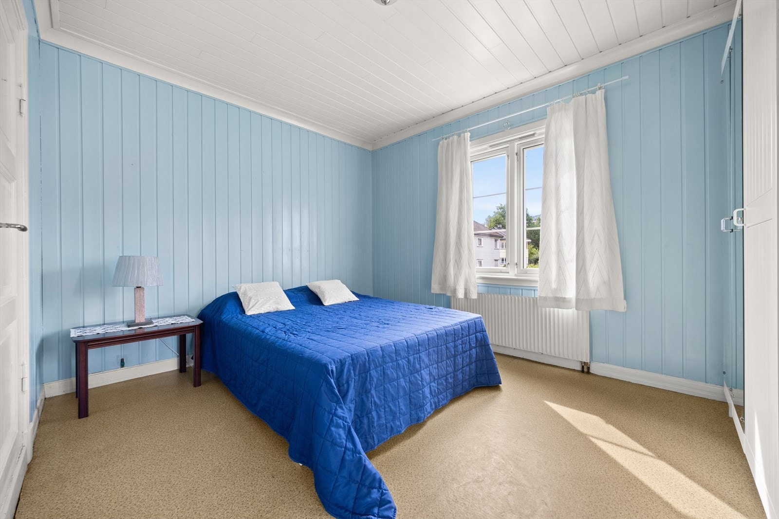 Romslig soverom med god plass for dobbeltseng og garderobeskap Galleribilde