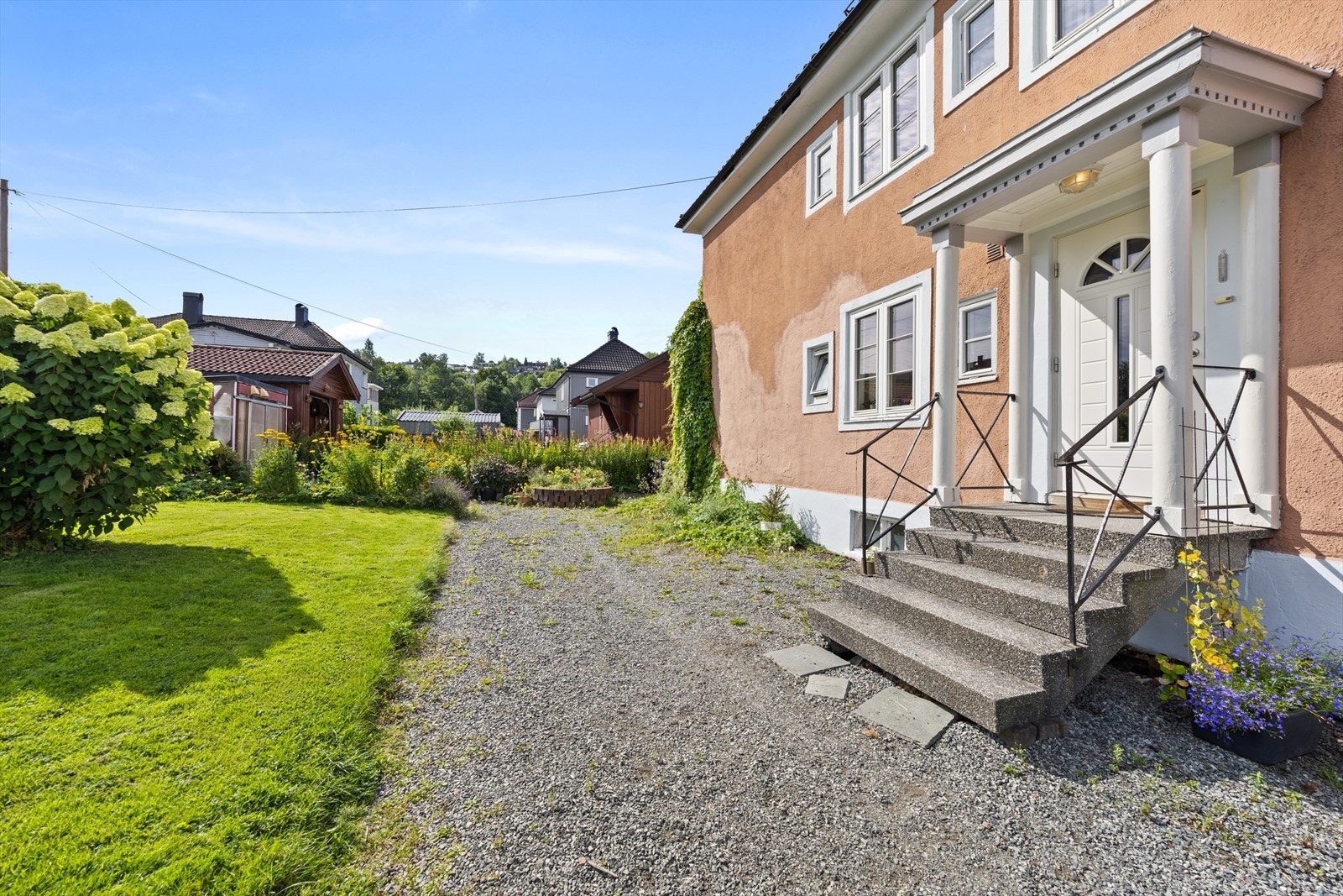 Hagen er pent opparbeidet med flotte fellesarealer og pen beplantning Galleribilde