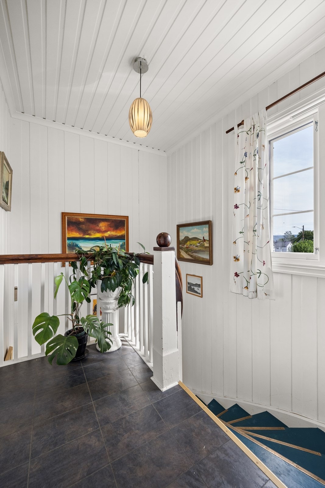 Romslig trapp fra fellesgang Galleribilde