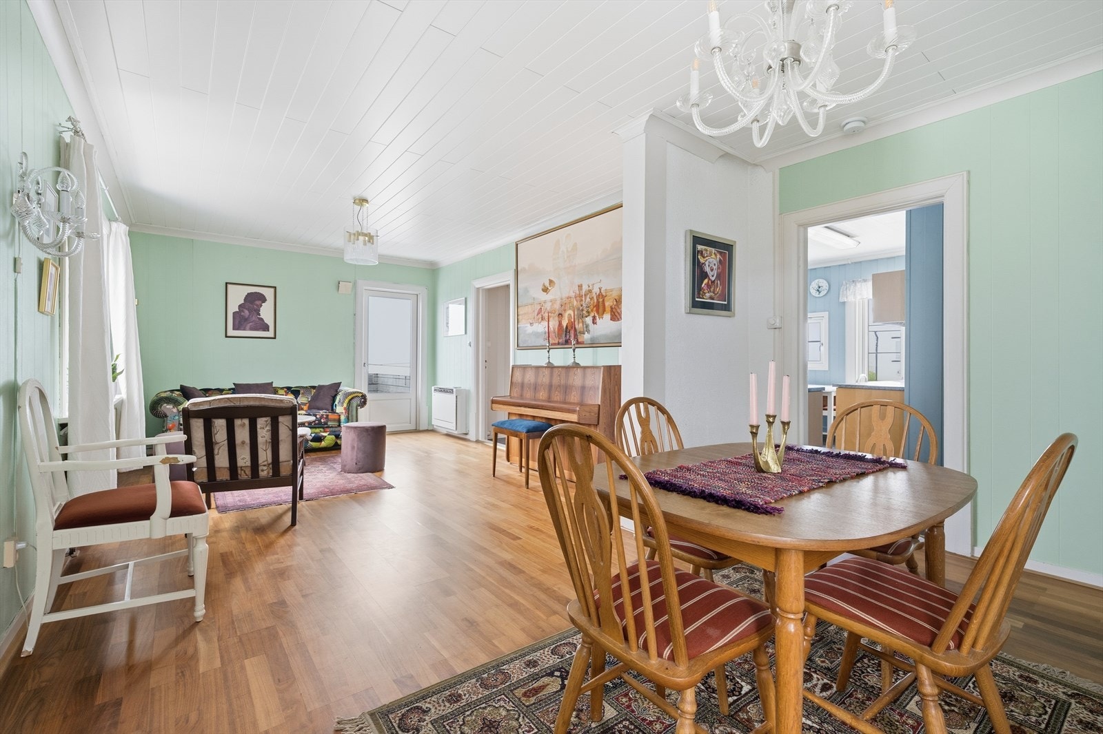 Romslig løsning for spisestue og dagligstue Galleribilde