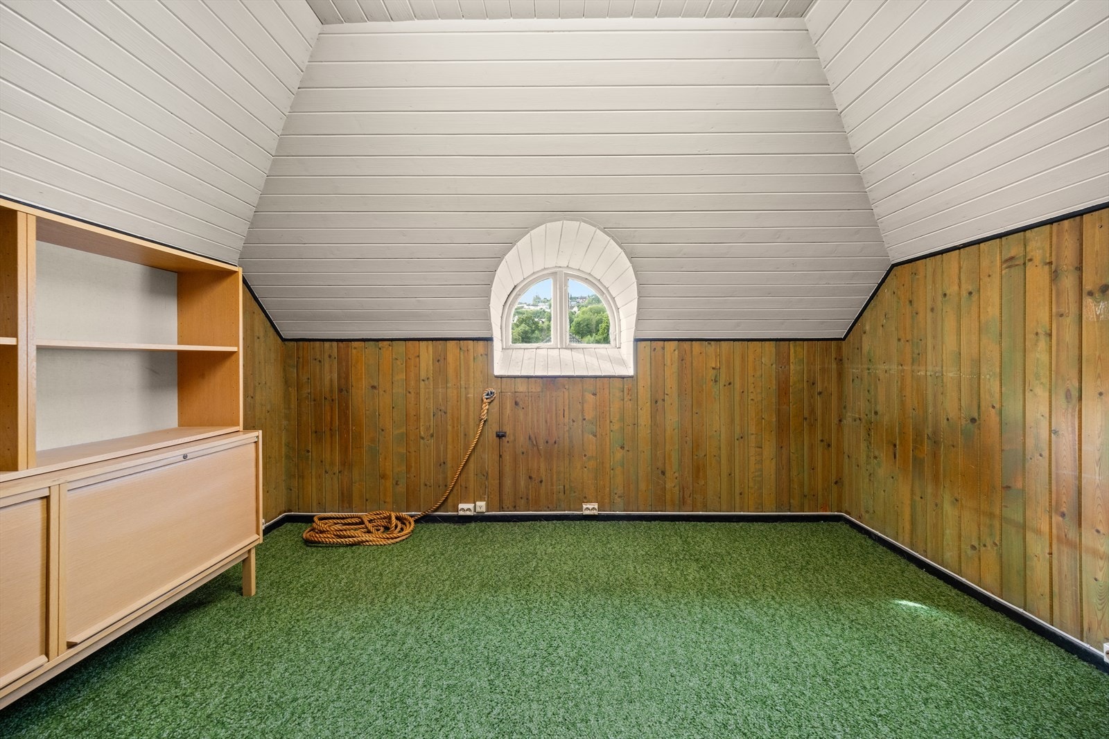 Stort rom på loftet som er benyttet som kontor/soverom - rommet er ikke godkjent i kommunen for varig opphold Galleribilde