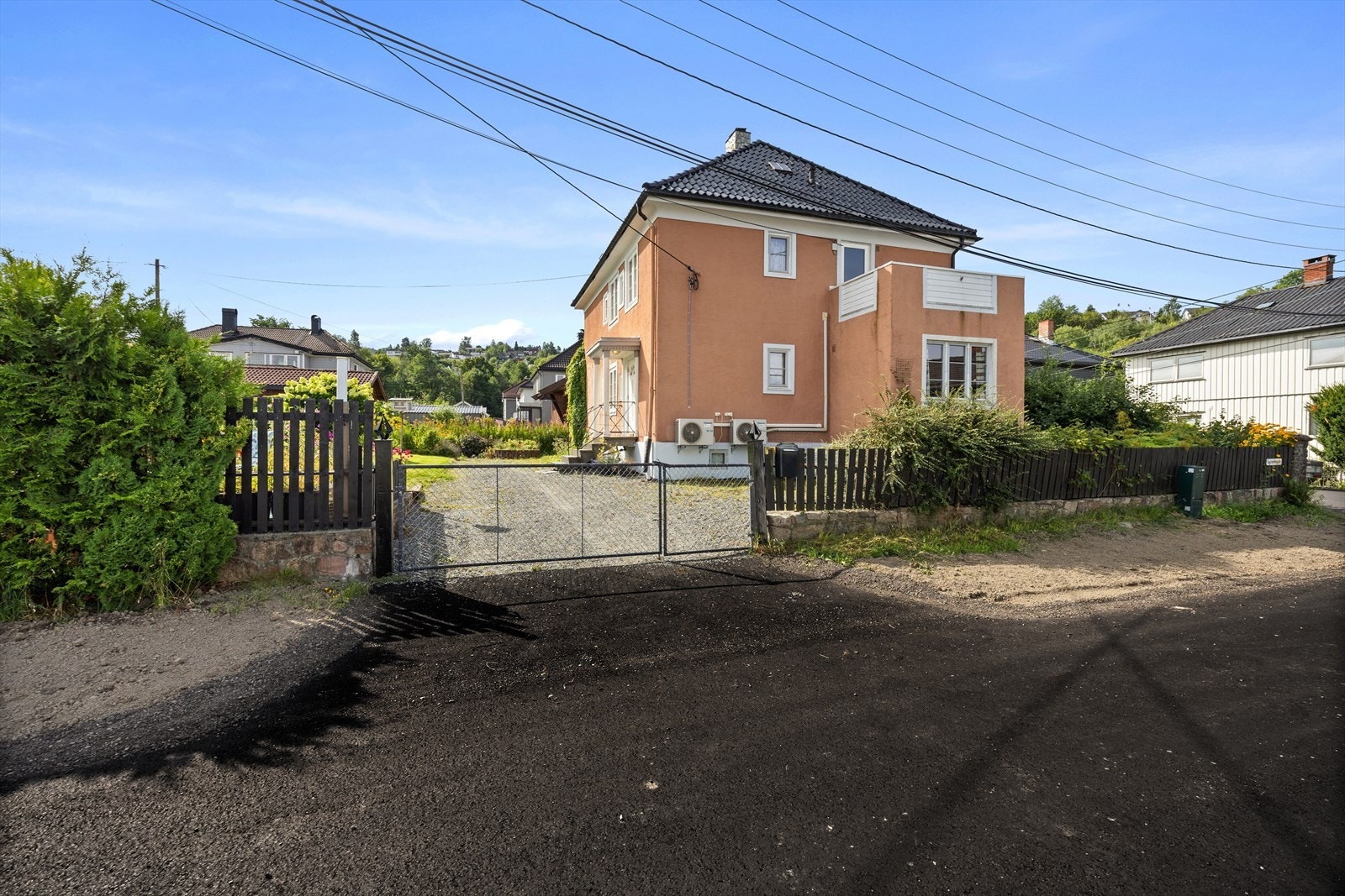 Boligen har en klassisk utførelse og stor, felles hage Galleribilde