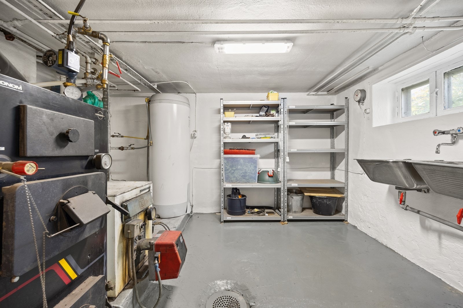 Felles fyrrom i kjeller - radiatorovnene varmes av bioolje Galleribilde