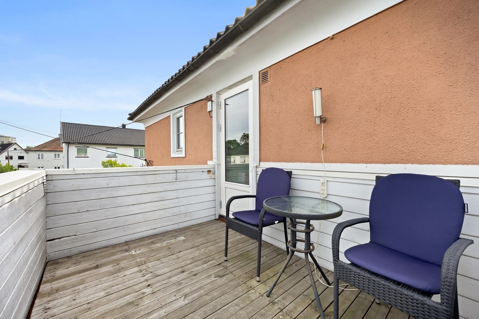 Fra stuen er det utgang til en koselig balkong med god utsikt og flotte solforhold Galleribilde