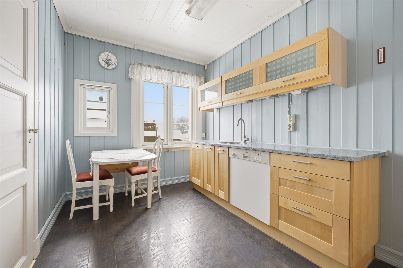 Det er også en koselig plass for spisebord ved kjøkkenet Galleribilde