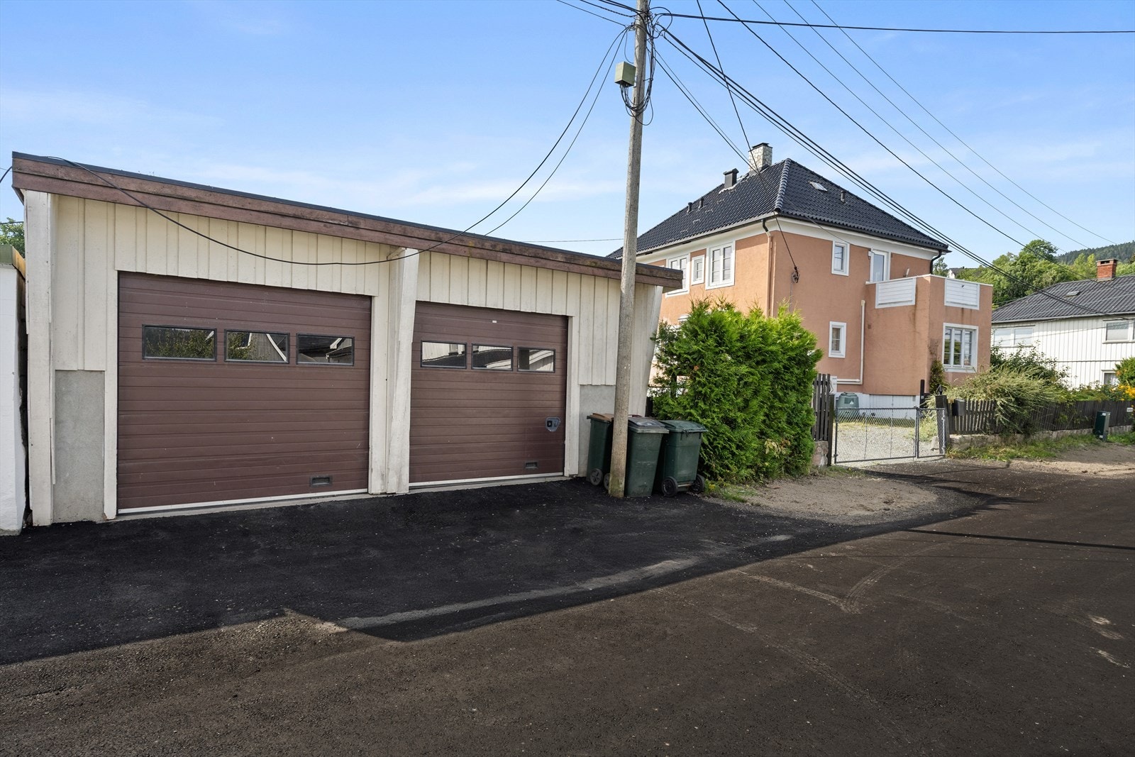 Det er stor dobbelgarasje hvor porten til venstre tilhører seksjon 2 Galleribilde