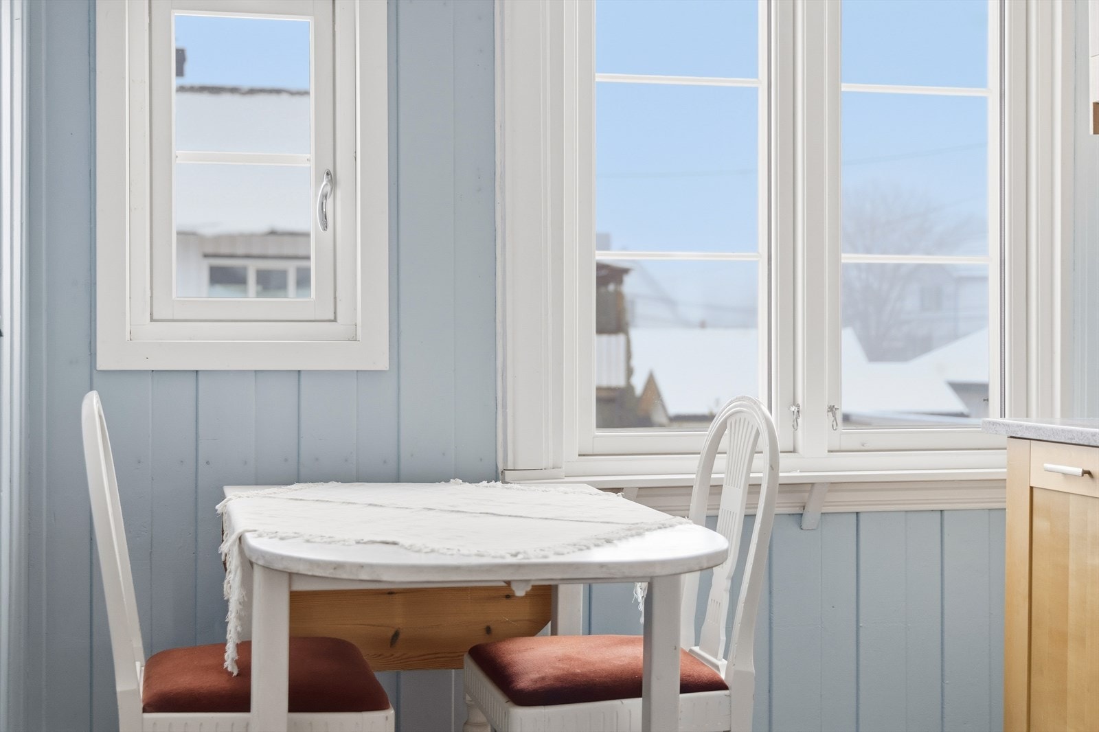 Her kan man nyte utsikten utover nærområdet til frokostkaffen Galleribilde