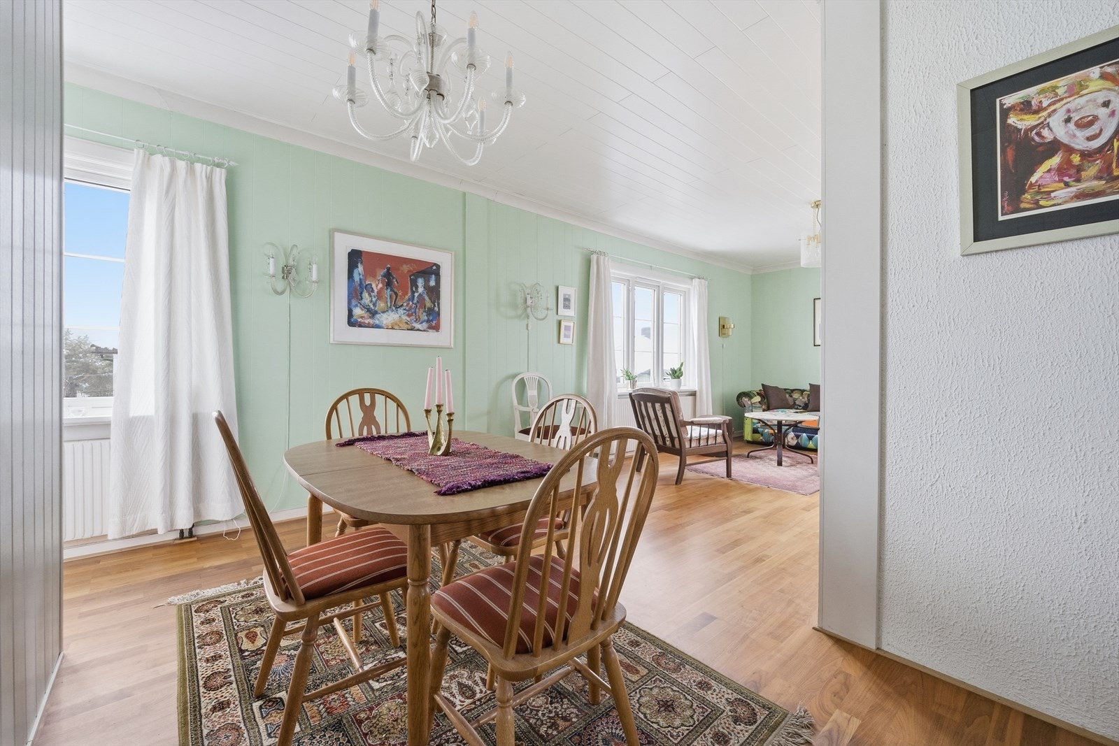 Det er god plass til spisebord i tilknytning til kjøkkenet Galleribilde