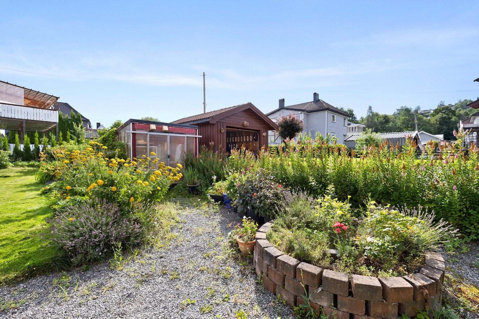 Det er i tillegg ett drivhus på tomten som seksjonene disponerer i fellesskap Galleribilde