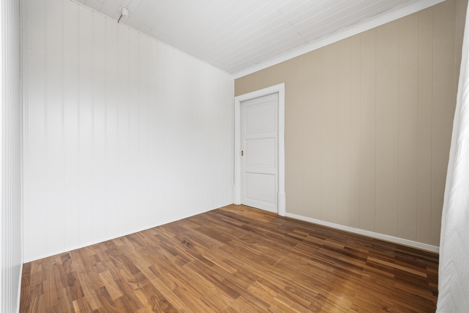 God plass for seng og garderobeløsning Galleribilde