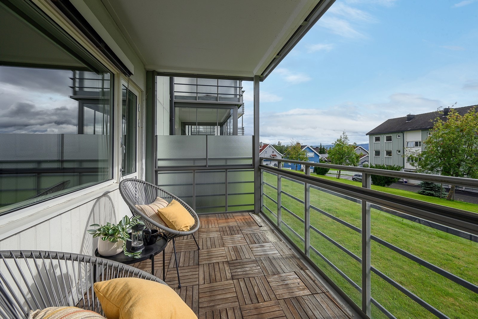 Balkong med overbygg og fine solforhold gir en lun og hyggelig uteplass. Galleribilde