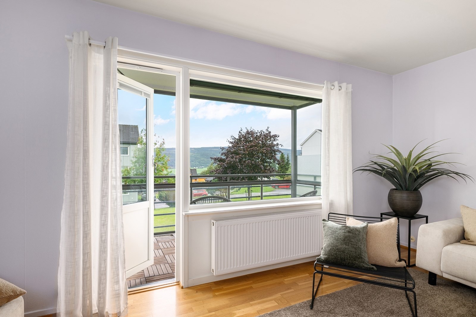 Fra stua er det direkte utgang til overbygget balkong. Galleribilde