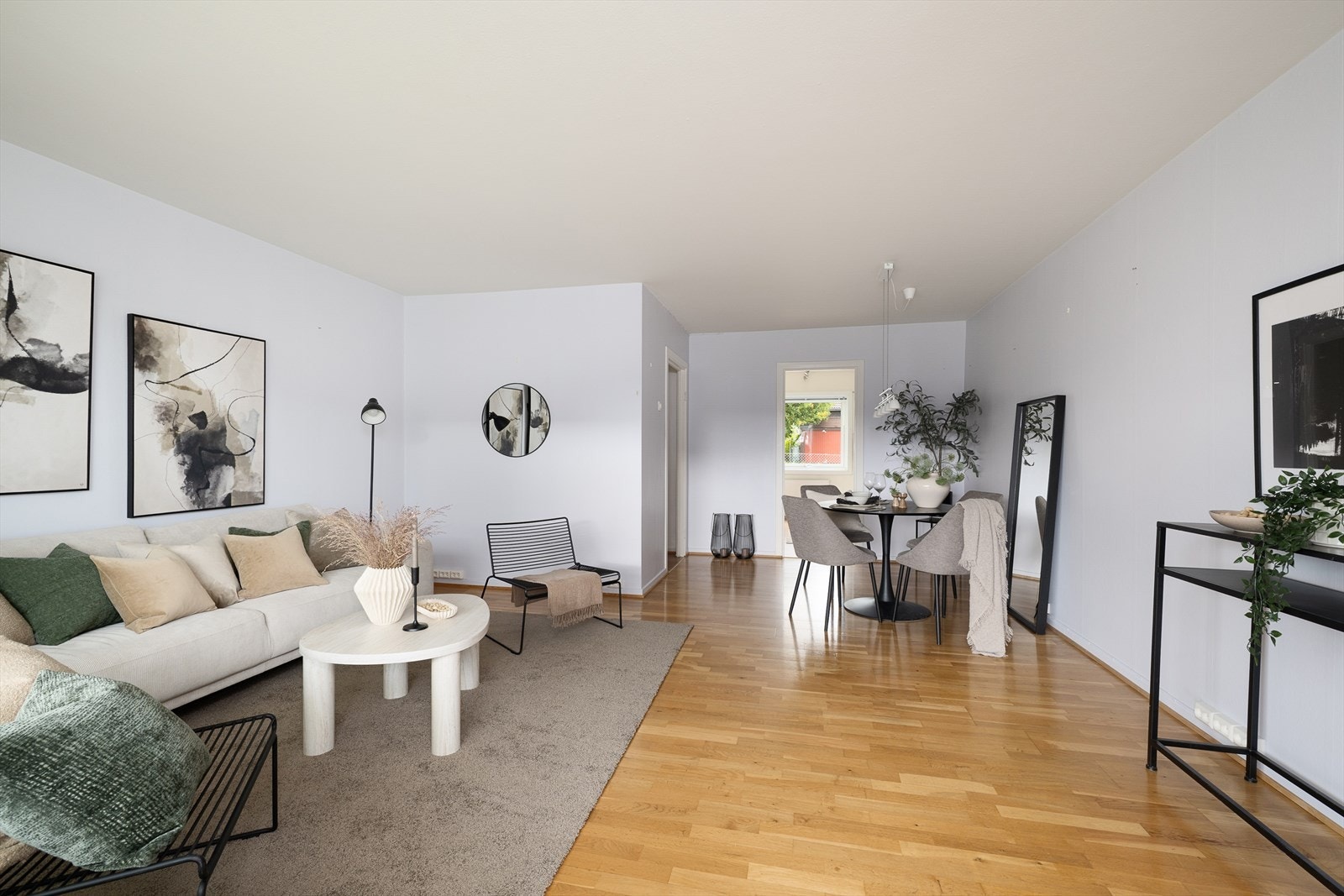 Stua byr på fleksible møbleringsmuligheter med plass til både salong og spiseplass. Galleribilde