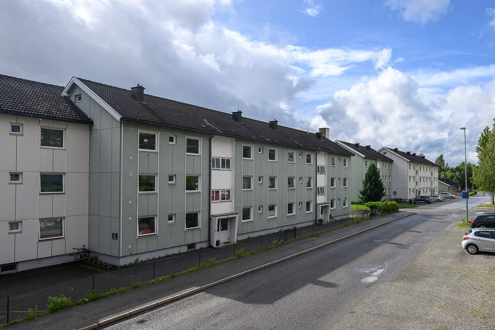 Bildet viser inngangssiden på leilighetsbygget. Galleribilde