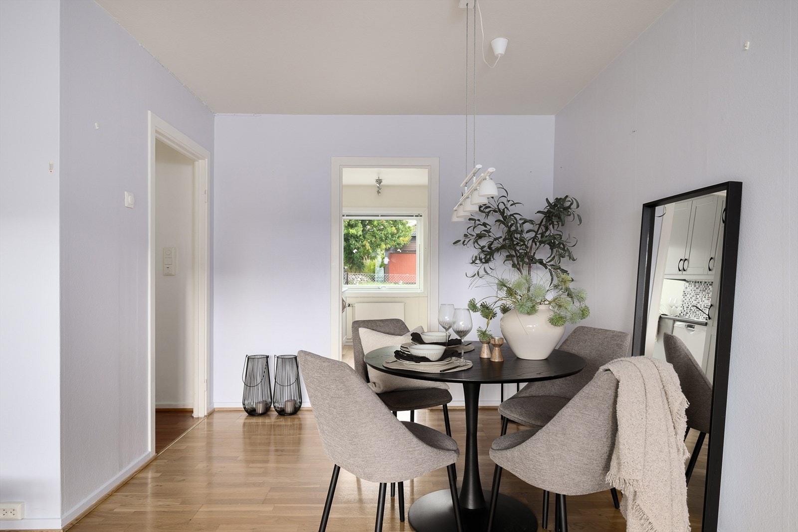 Praktisk spiseplass med fin tilknytning til kjøkkenet Galleribilde