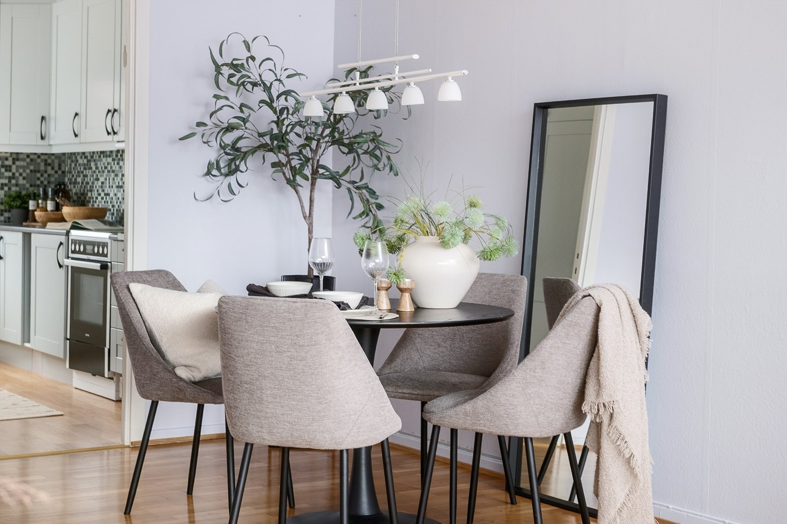 Leiligheten har lyse og delikate overflater på tak og vegger. Galleribilde