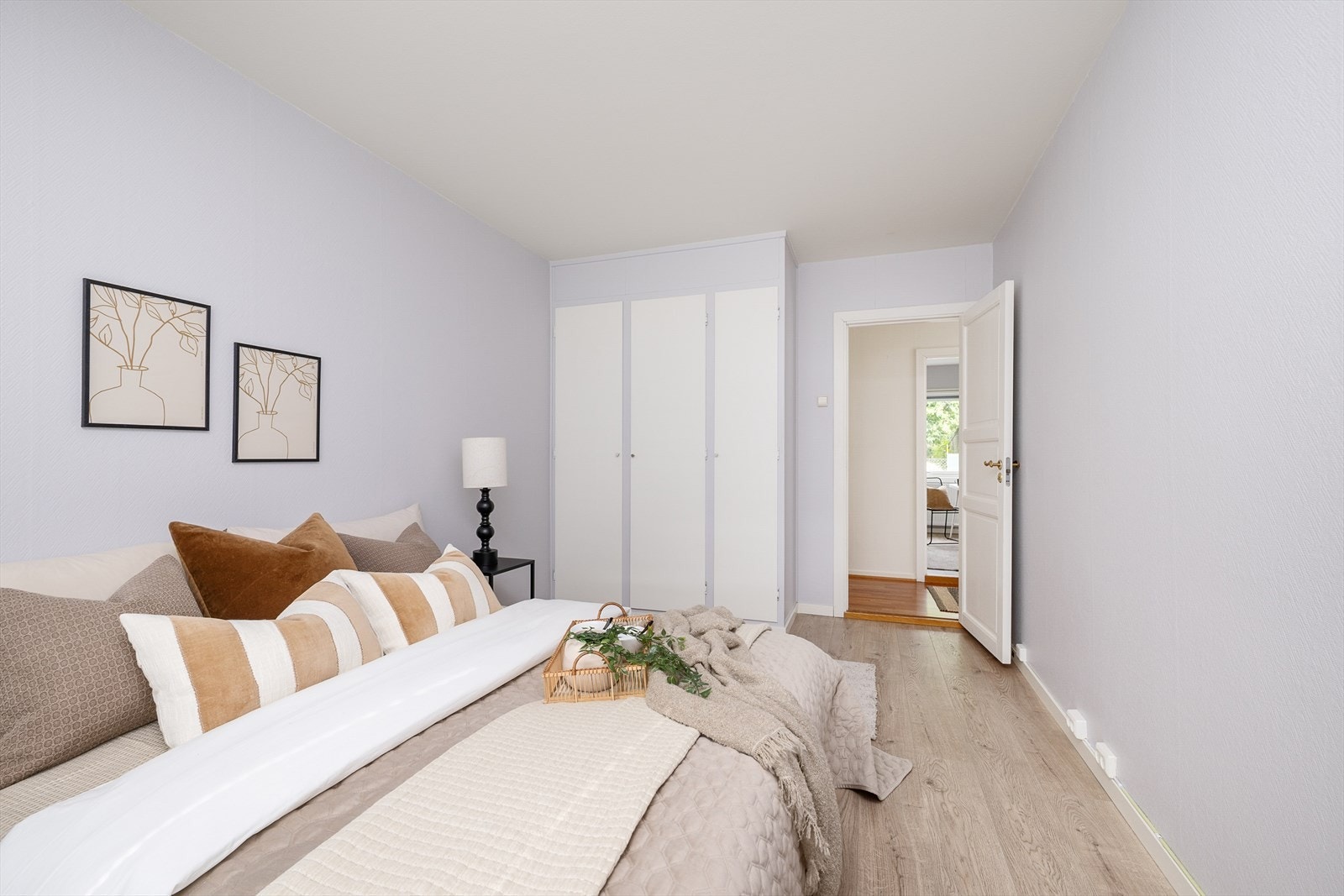 Innebygd garderobeskap på hvoedsoverommet for oppbevaring av klær. Galleribilde