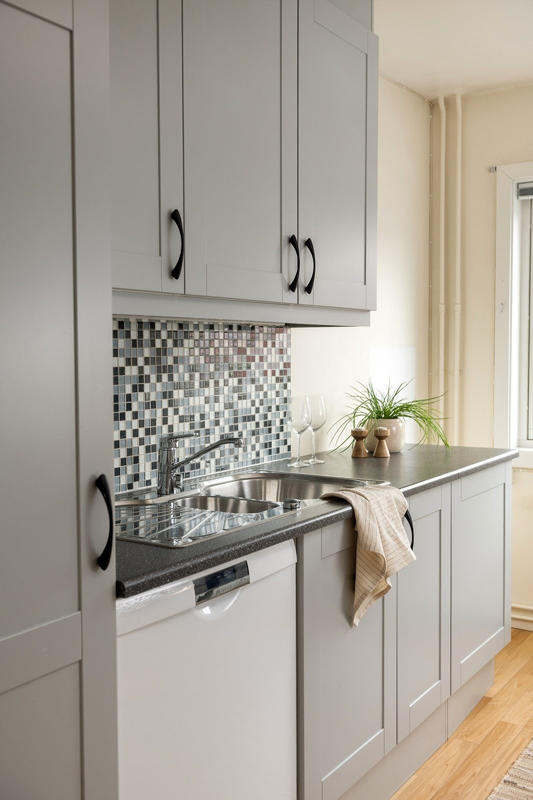 Oppvaskbenk med dobbel vask, rikelig skapplass både over og under. Galleribilde