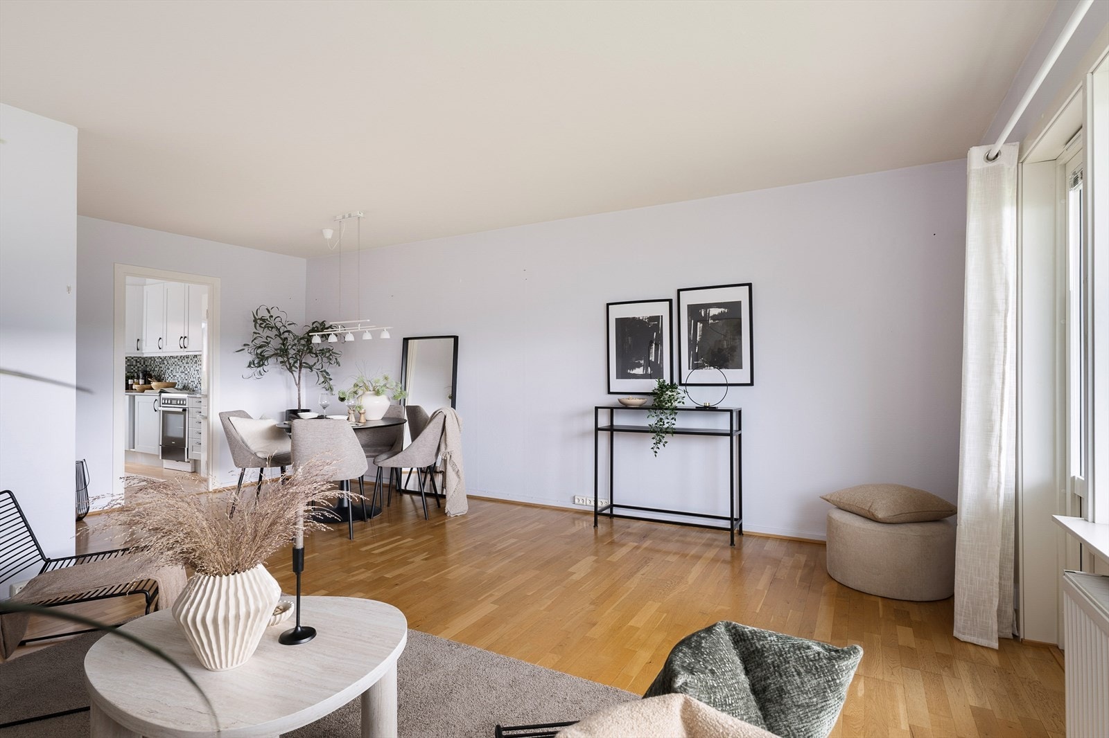 Åpen og sosial planløsning med naturlig flyt mellom stue, spiseplass og kjøkken. Galleribilde