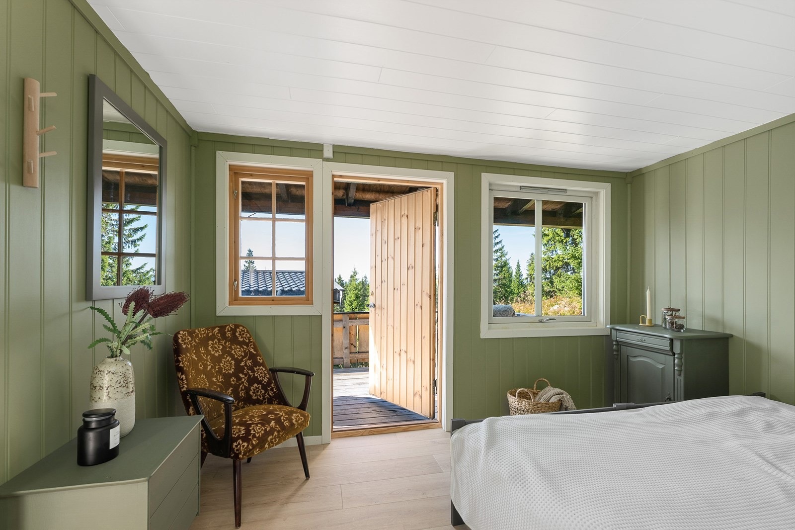 Fint lys inn i annekset. Utenfor har du egen terrasse der du kan slappe av i solveggen. Galleribilde