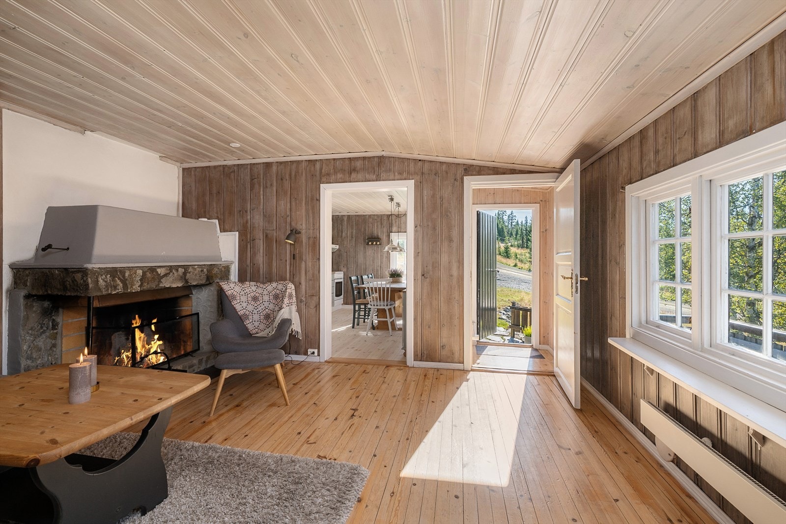 De store vindusflatene slipper inn fint naturlig lys i rommet. Galleribilde