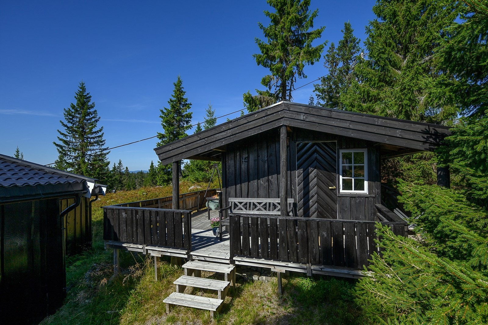 Separat anneks med fin terrasse utenfor. Galleribilde
