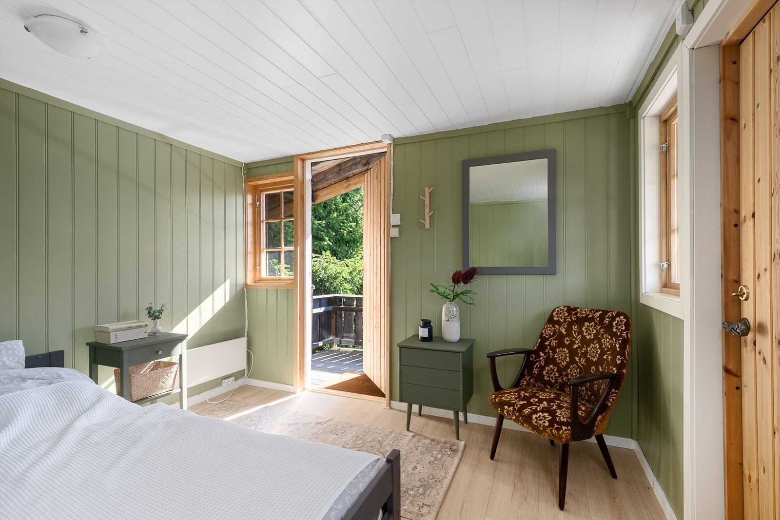 Veggene i annekset er malt i en tidsriktig grønnfarge. Plass til oppbevaringsmøbler. Galleribilde