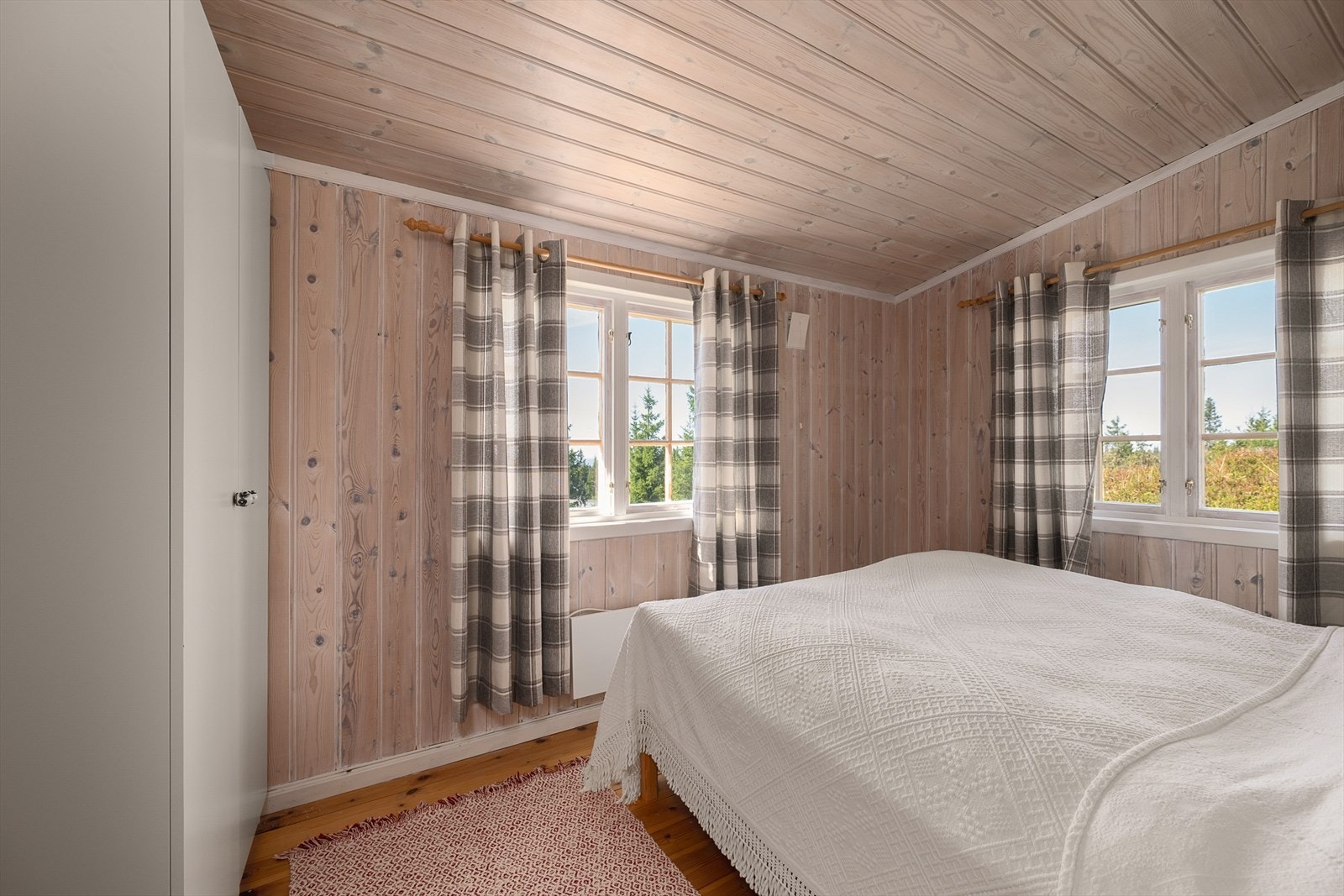 Lyst og romslig soverom med god plass til dobbeltseng og garderobeskap. Galleribilde