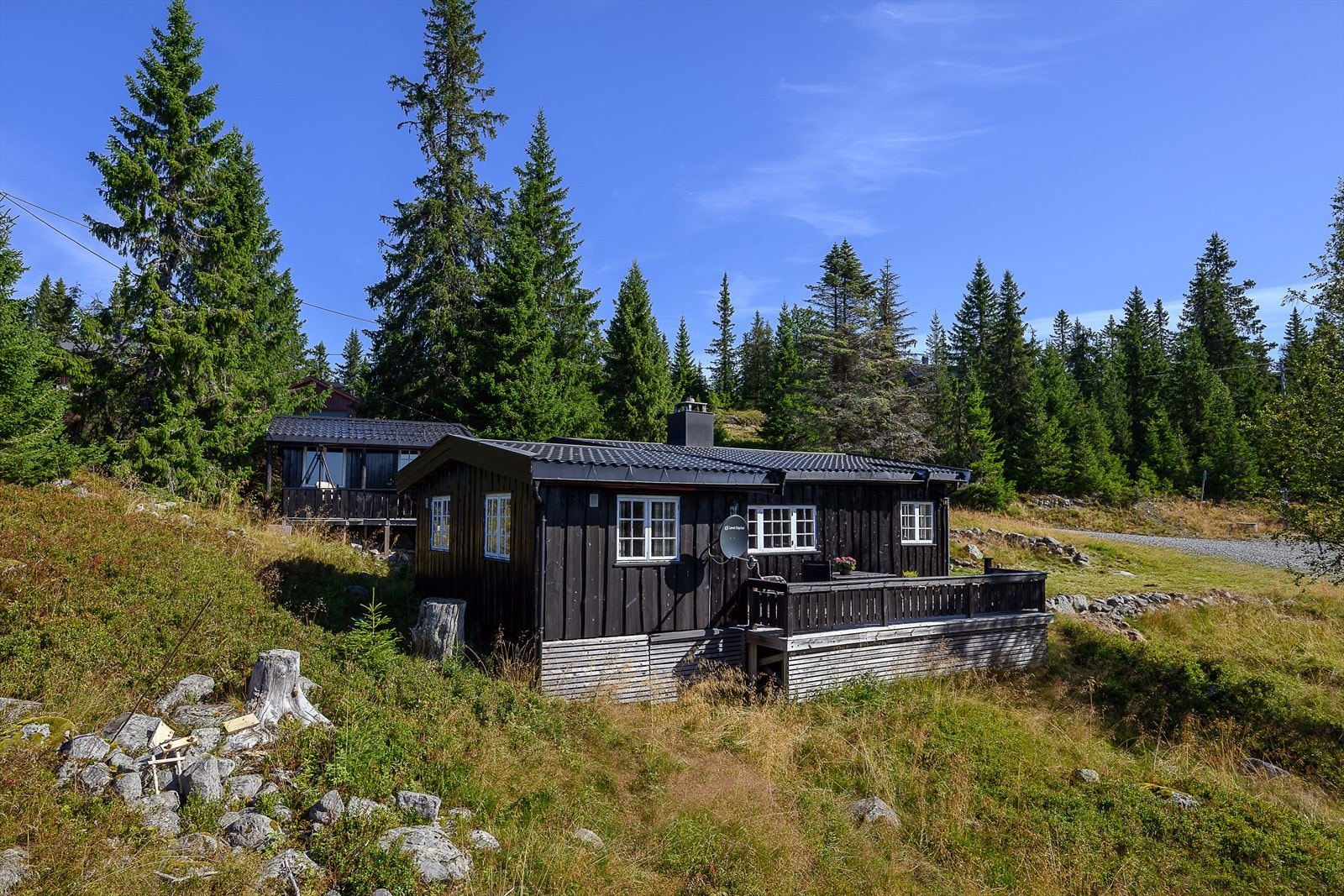 Eiendommen ligger i et godt etablert område med oppkjørte skiløyper og turstier like i nærheten. Galleribilde