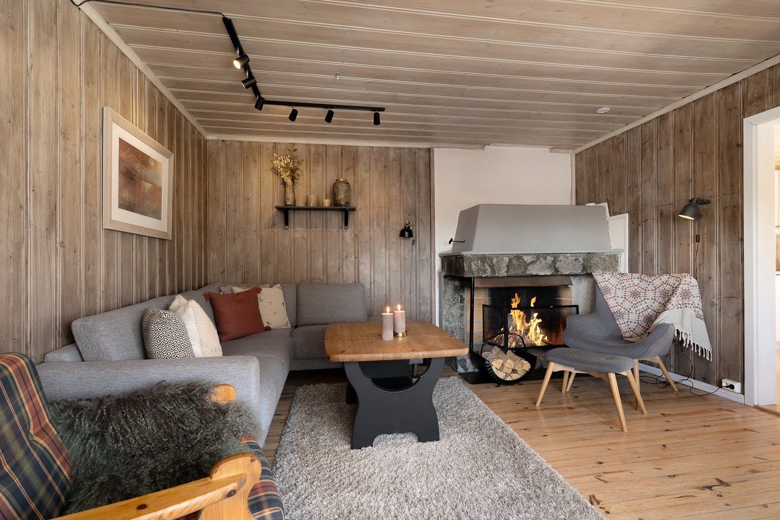 Fin plass til sofaen foran peisen. Galleribilde