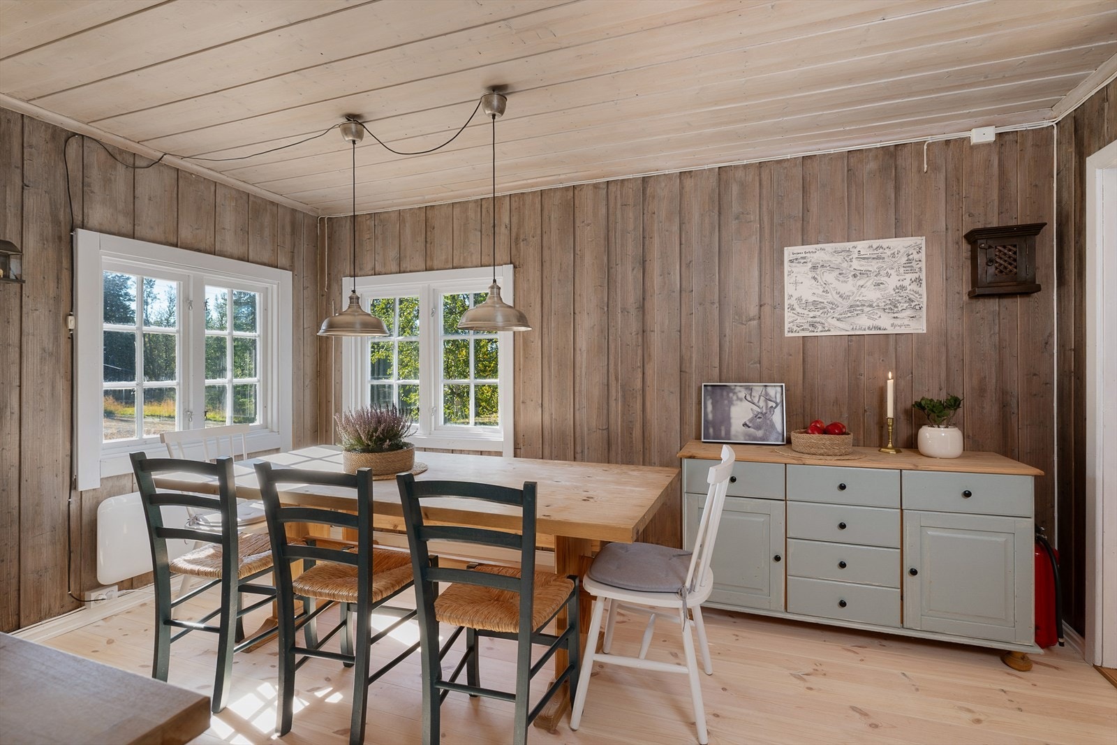 Langbordet på kjøkkenet er det naturlig samlingspunkt. Godt lysinnslipp gir fin romfølelse. Galleribilde