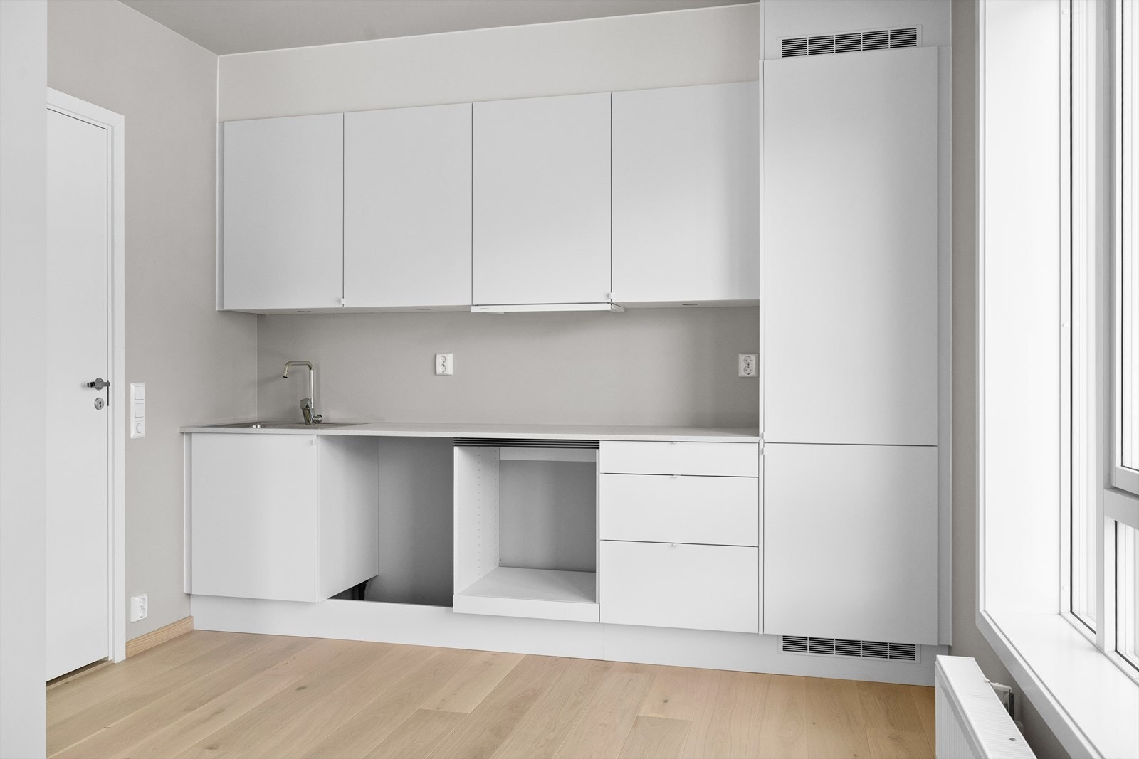 Kjøkken m/lyse fronter. Hvitevarer er inkludert. Se salgsoppgave for beskrivelse - Drømmekjøkkenet. Galleribilde