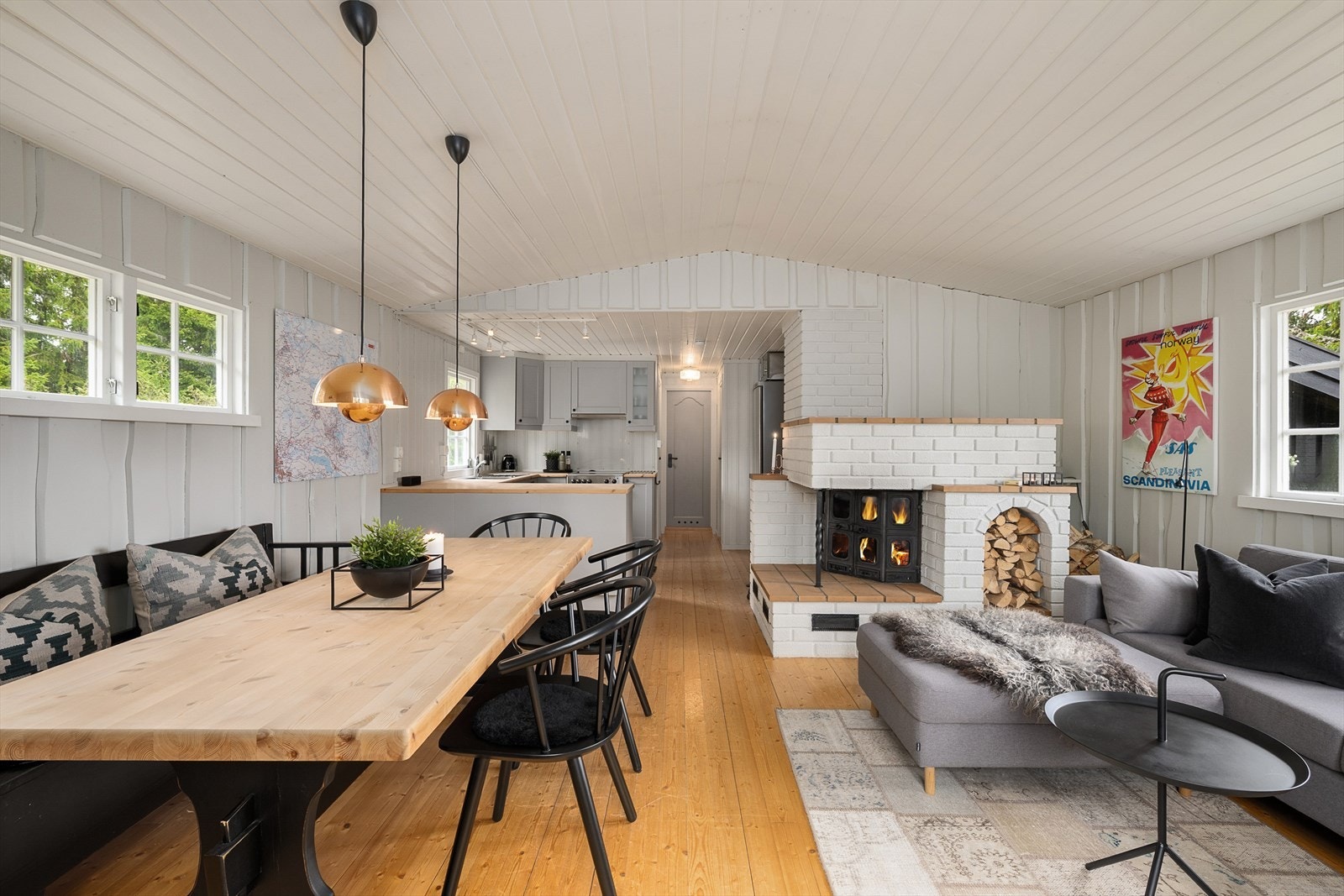 Oppholdsrommet er sosialt og hyggelig med en åpen løsning mellom stue og kjøkken. Galleribilde