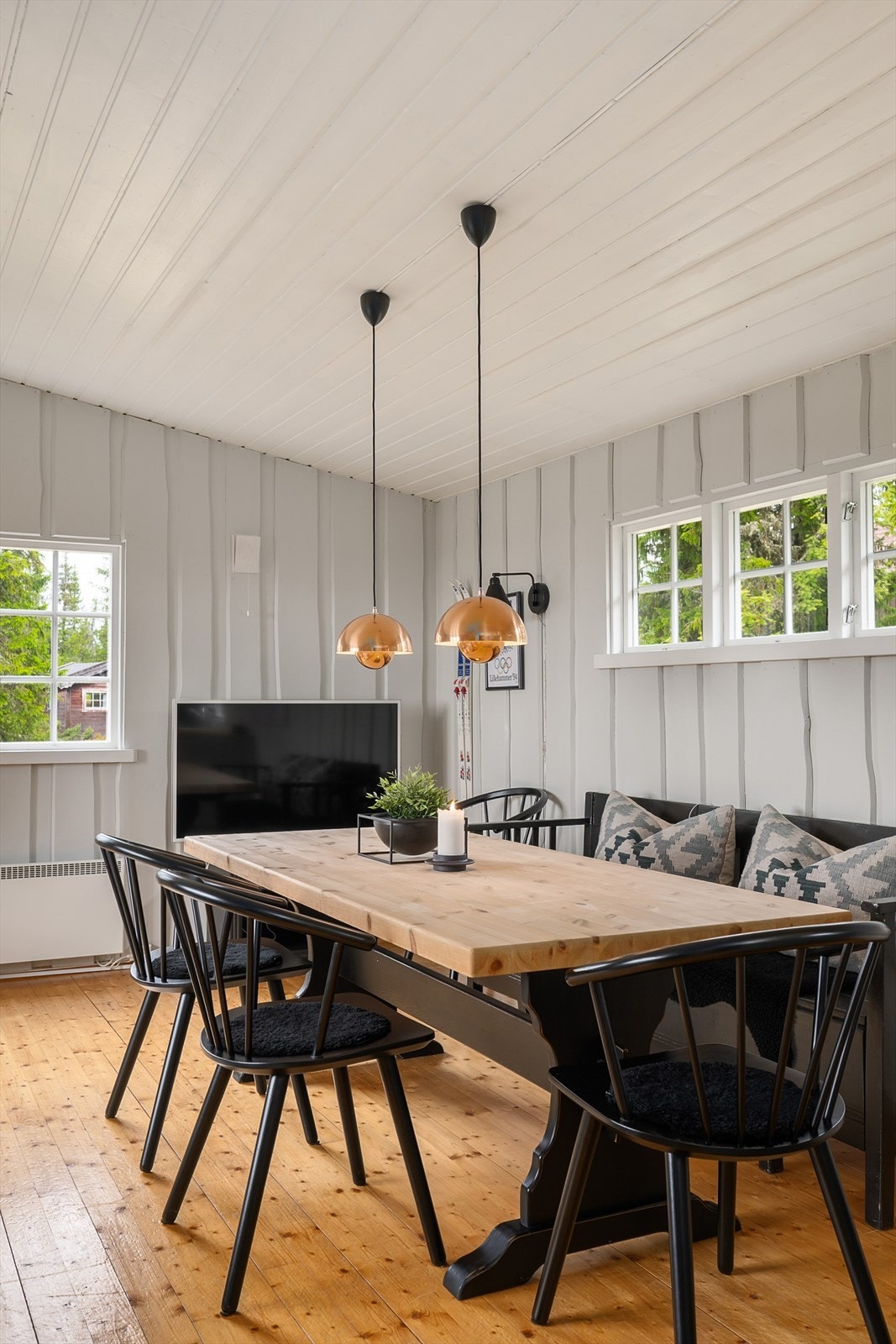 Spisebordet er et naturlig samlingspunkt i hytta. Galleribilde