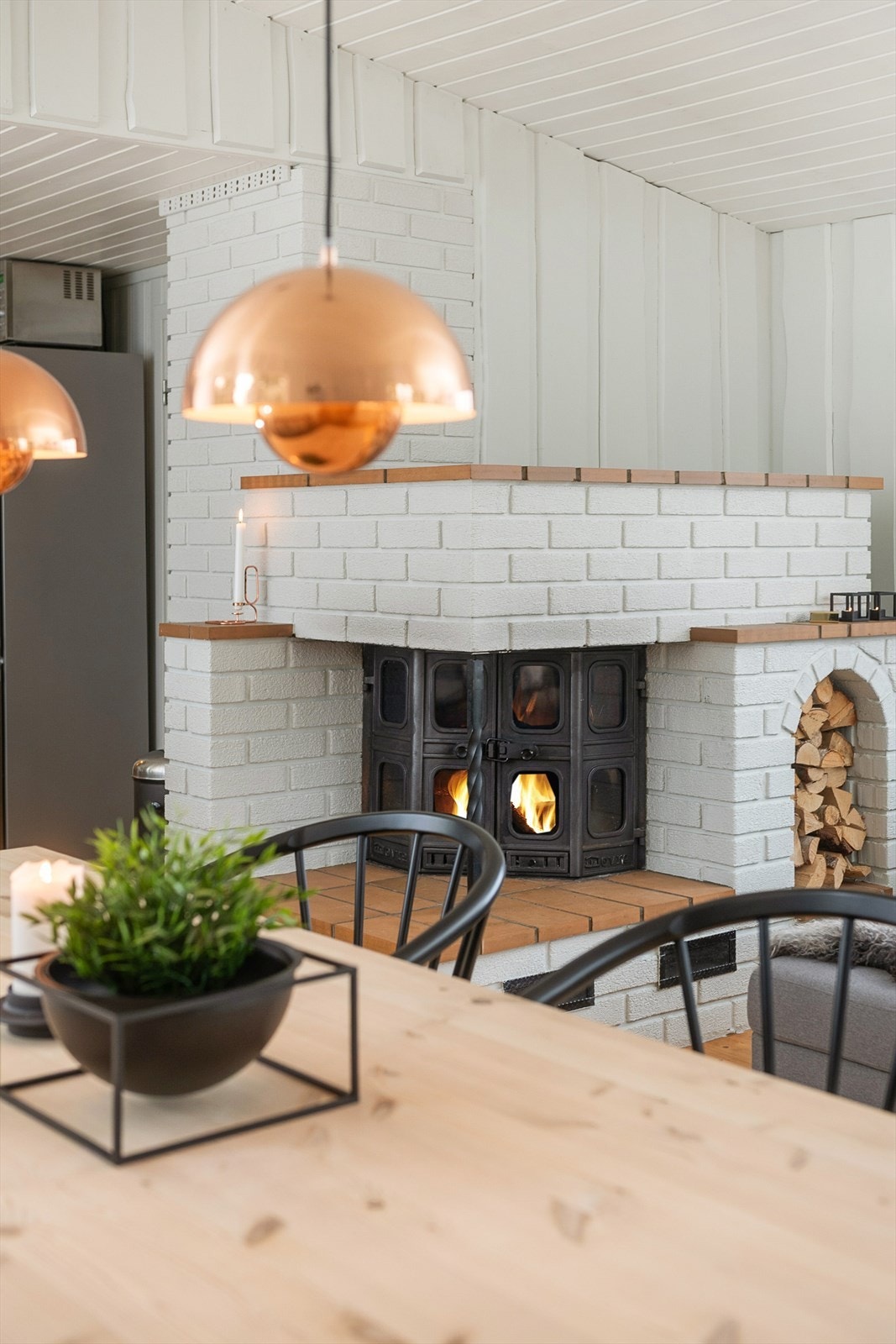 Peisen har en fin plassering i rommet og er godt synlig både fra spisebordet og fra sofaen. Galleribilde