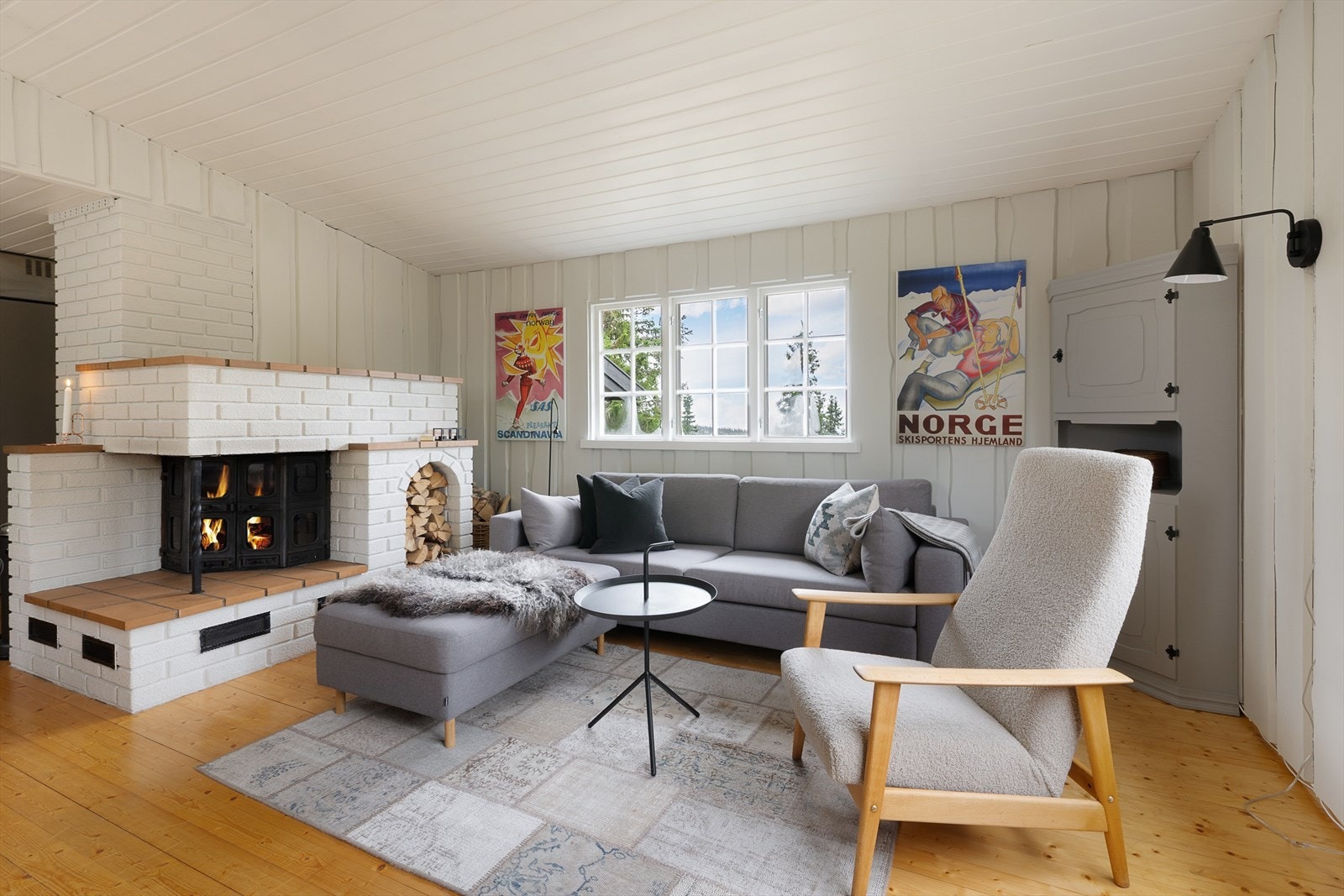 Det er fin plass til både sofa og spisebord i stua. En peis med innsats sørger for god varme og ekstra hygge. Galleribilde