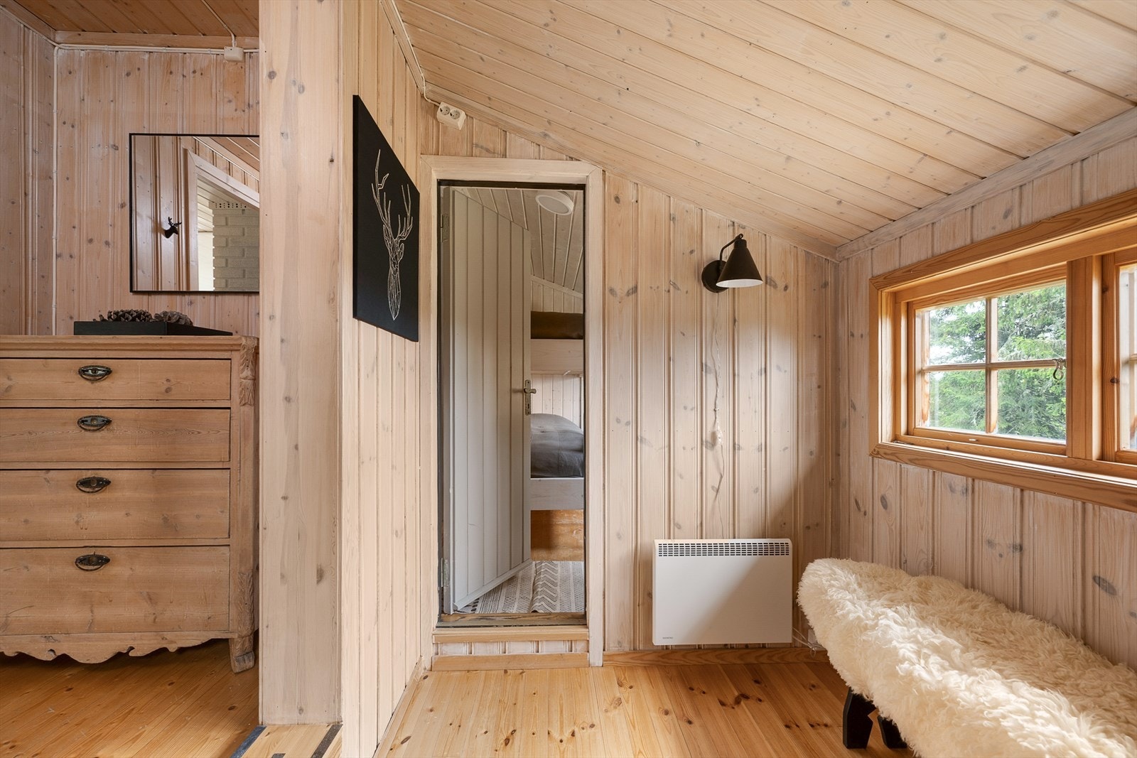 Dør inn til soverom 2 fra gangen. Galleribilde