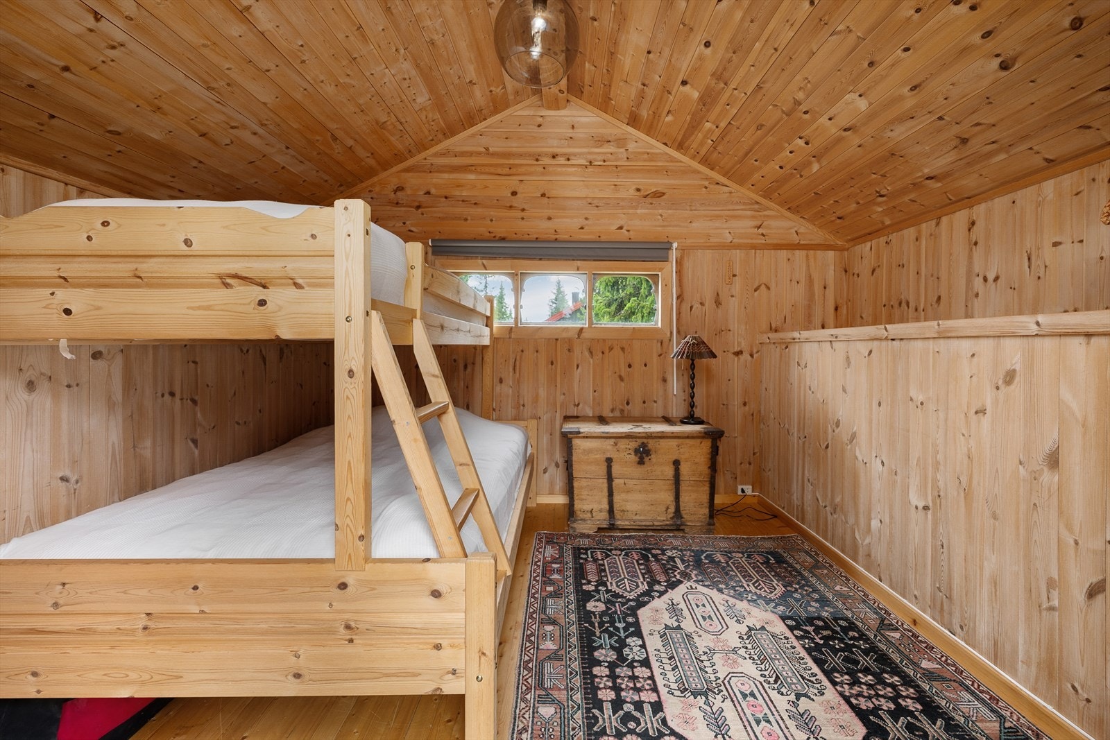 Bilde fra stabburet som er innredet med familiekøye. Galleribilde