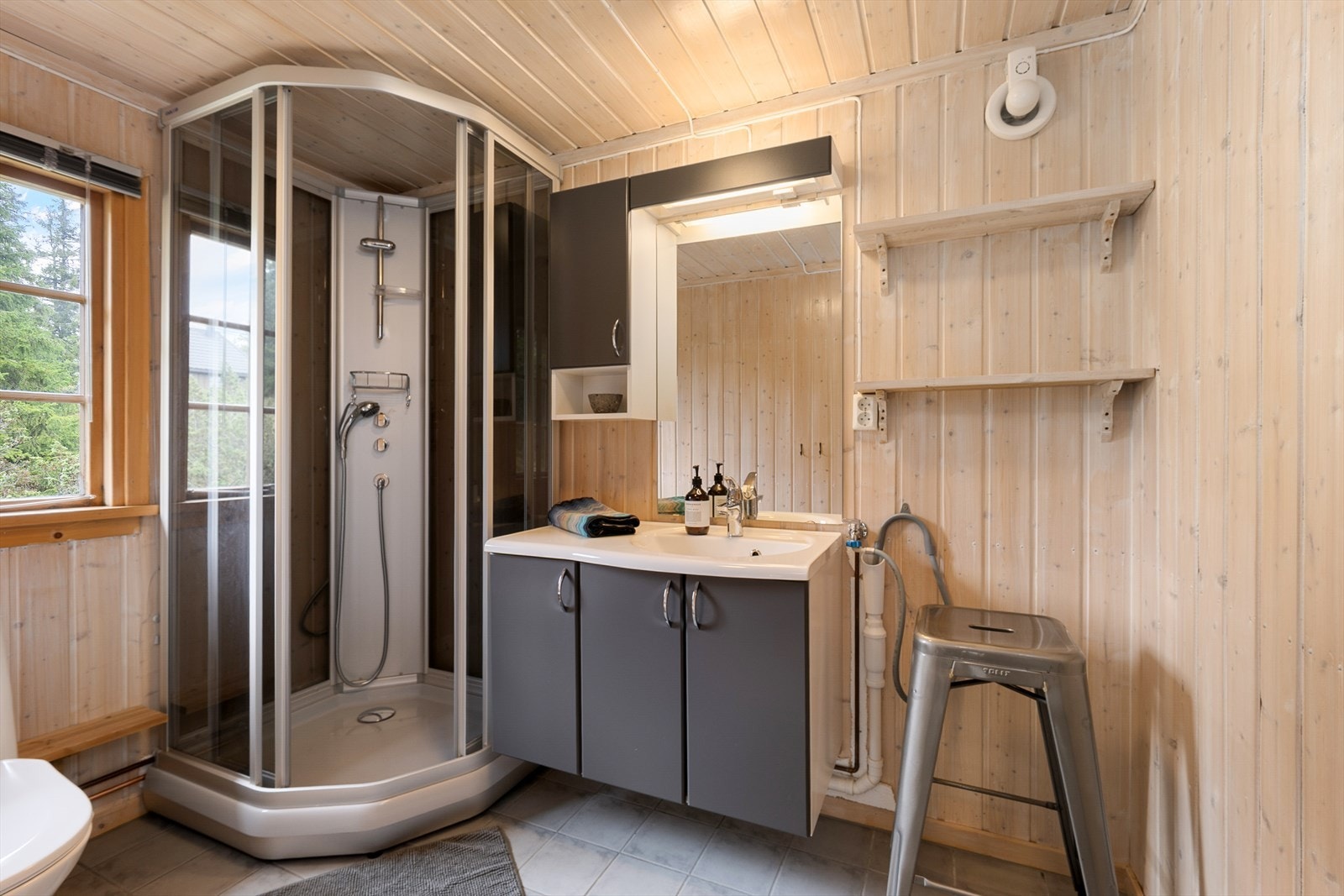 Praktisk og pent bad med dusjkabinett, baderomsinnredning og wc. Galleribilde