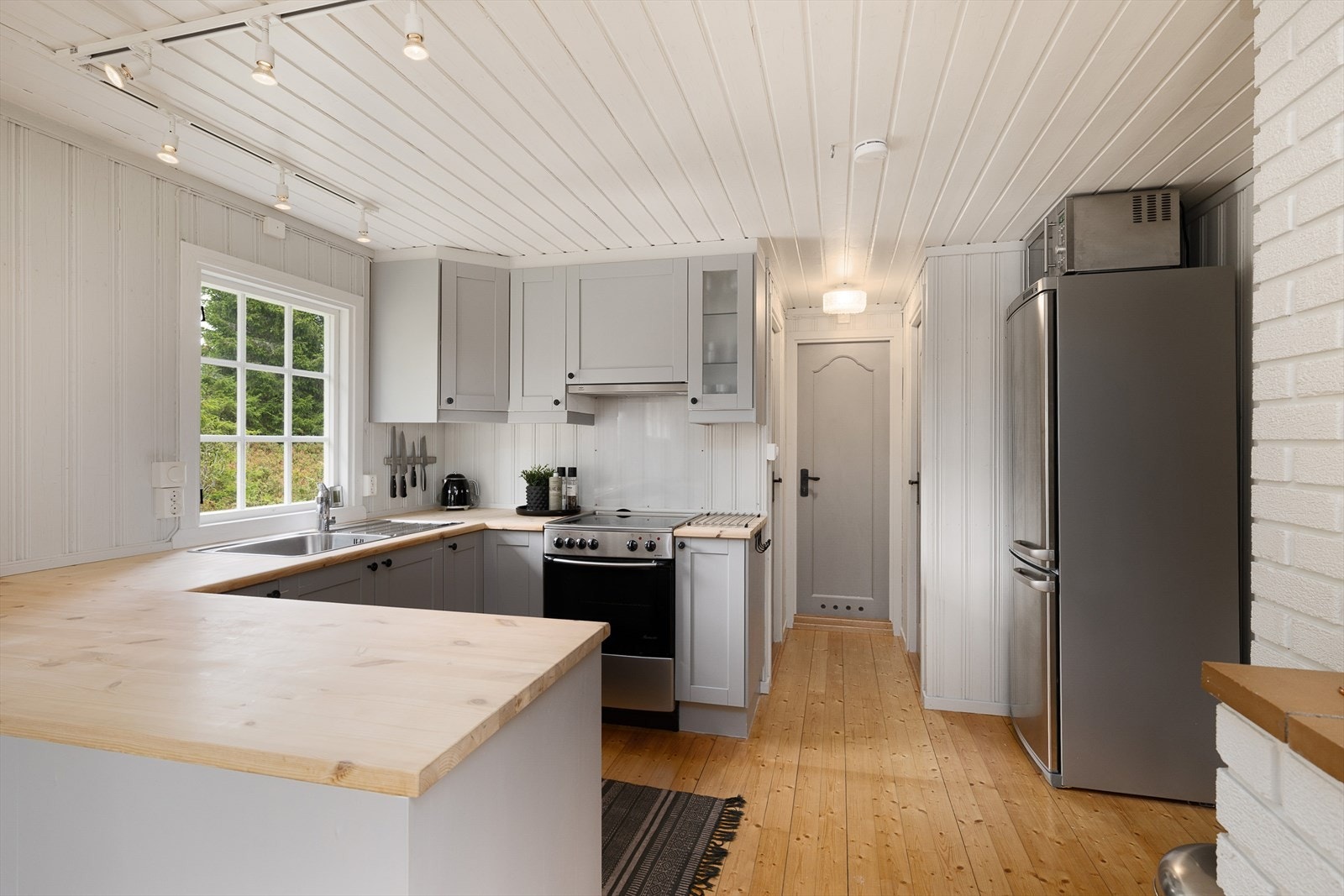 Godt med benkeplass. Fint lys inn over kjøkkenbenken. Galleribilde