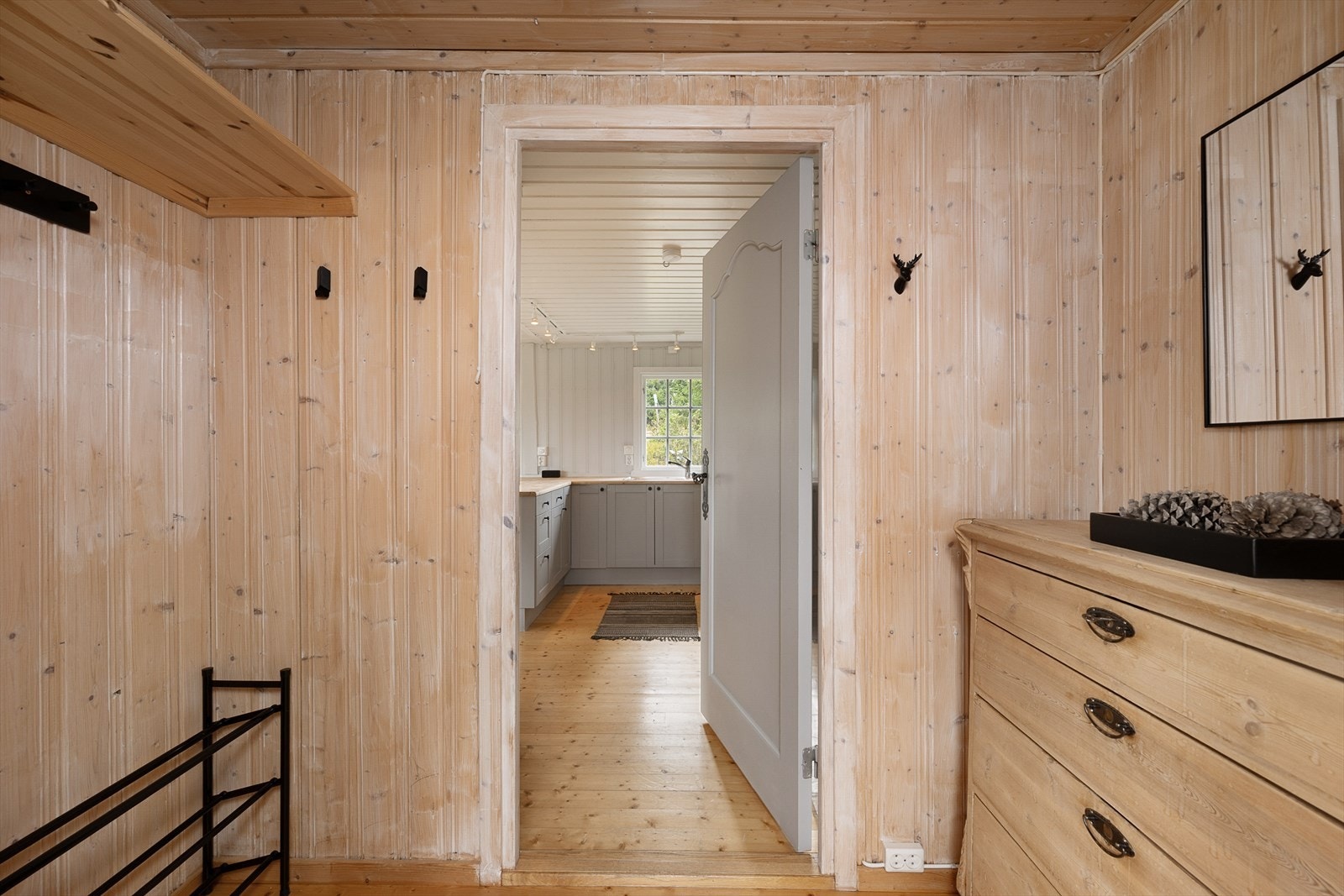I gangen er det plass til kommode for oppbevaring samt til å henge fra seg yttertøy og utstyr. Galleribilde