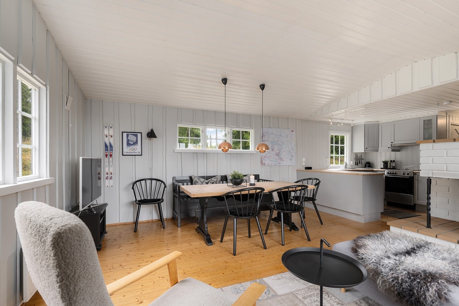 Hytta har en helhetlig og gjennomført stil med tregulv og malte tak og vegger. Galleribilde