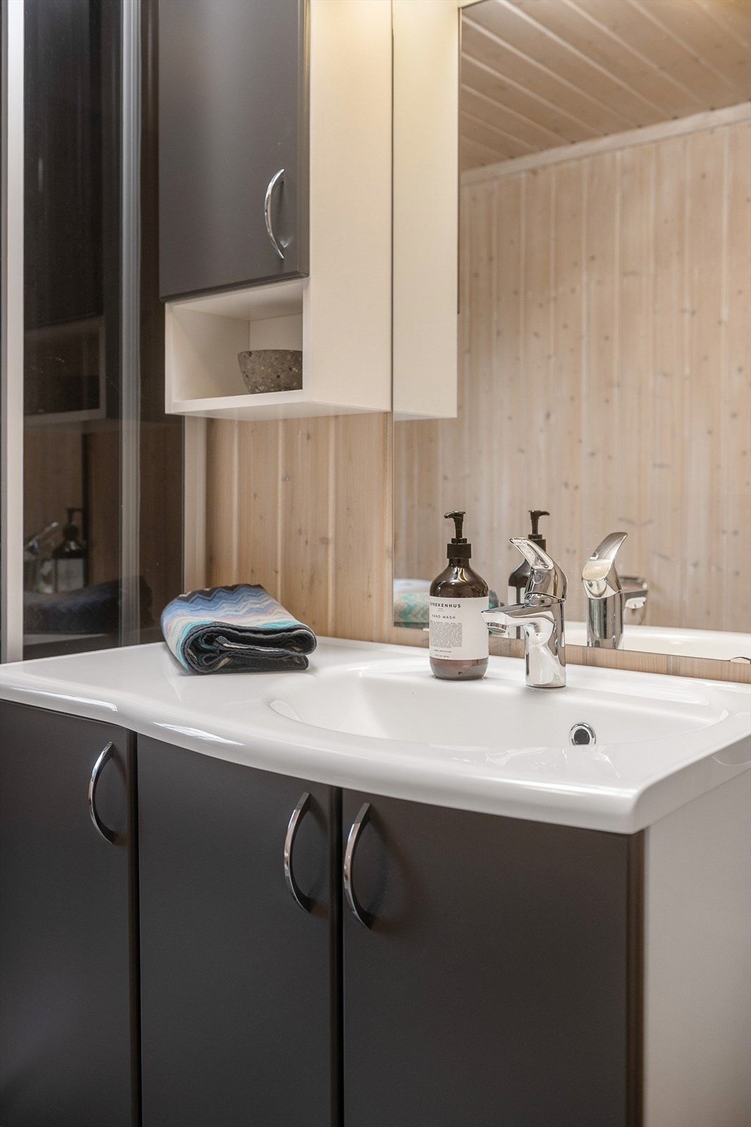 Baderomsinnredningen har skap for oppbevaring. Galleribilde