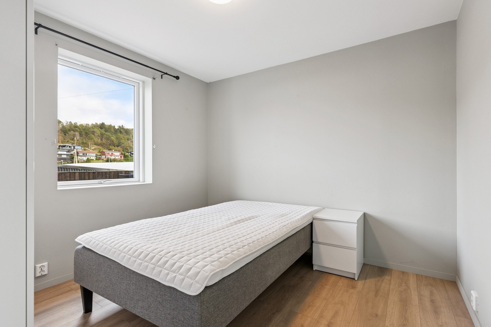 Soverom ved boligens entrè. Rommet kommer umøblert, klesskap medfølger. Galleribilde