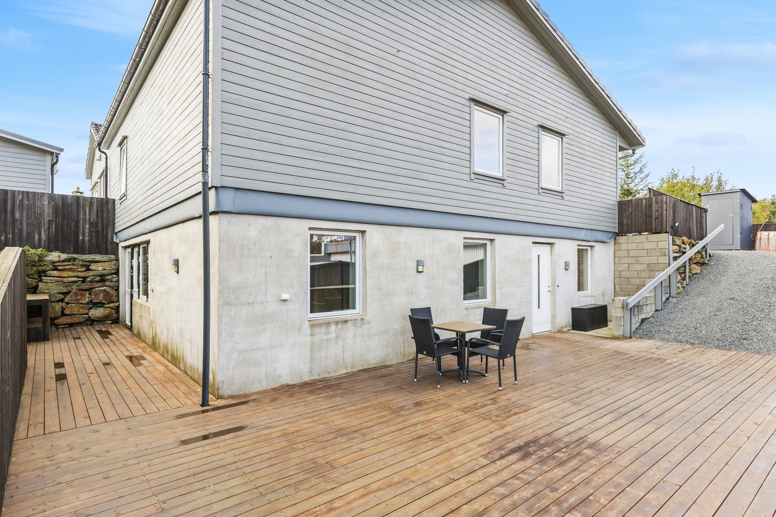 Like utenfor boligens entrè medfølger det et stort skjermet uteområde. Kontakt megler for visning! Galleribilde