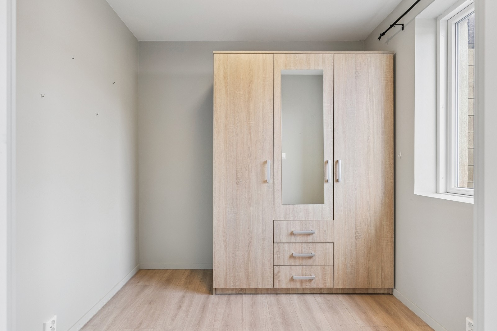 Det ene soverommet er av mindre størrelse og passer godt som barnerom, hjemmekontor eller gjesterom. Galleribilde