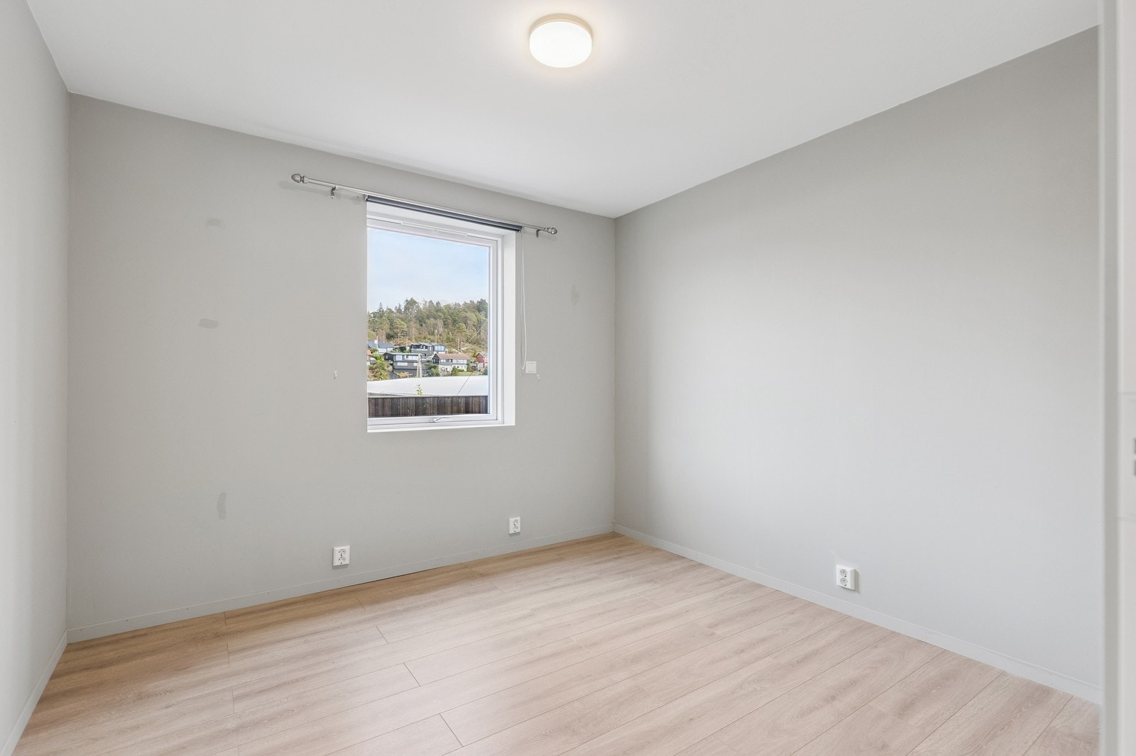 Hovedsoverommet befinner seg ved boligens stue. Rommer er umøblert og har god plass til dobbeltseng. Galleribilde