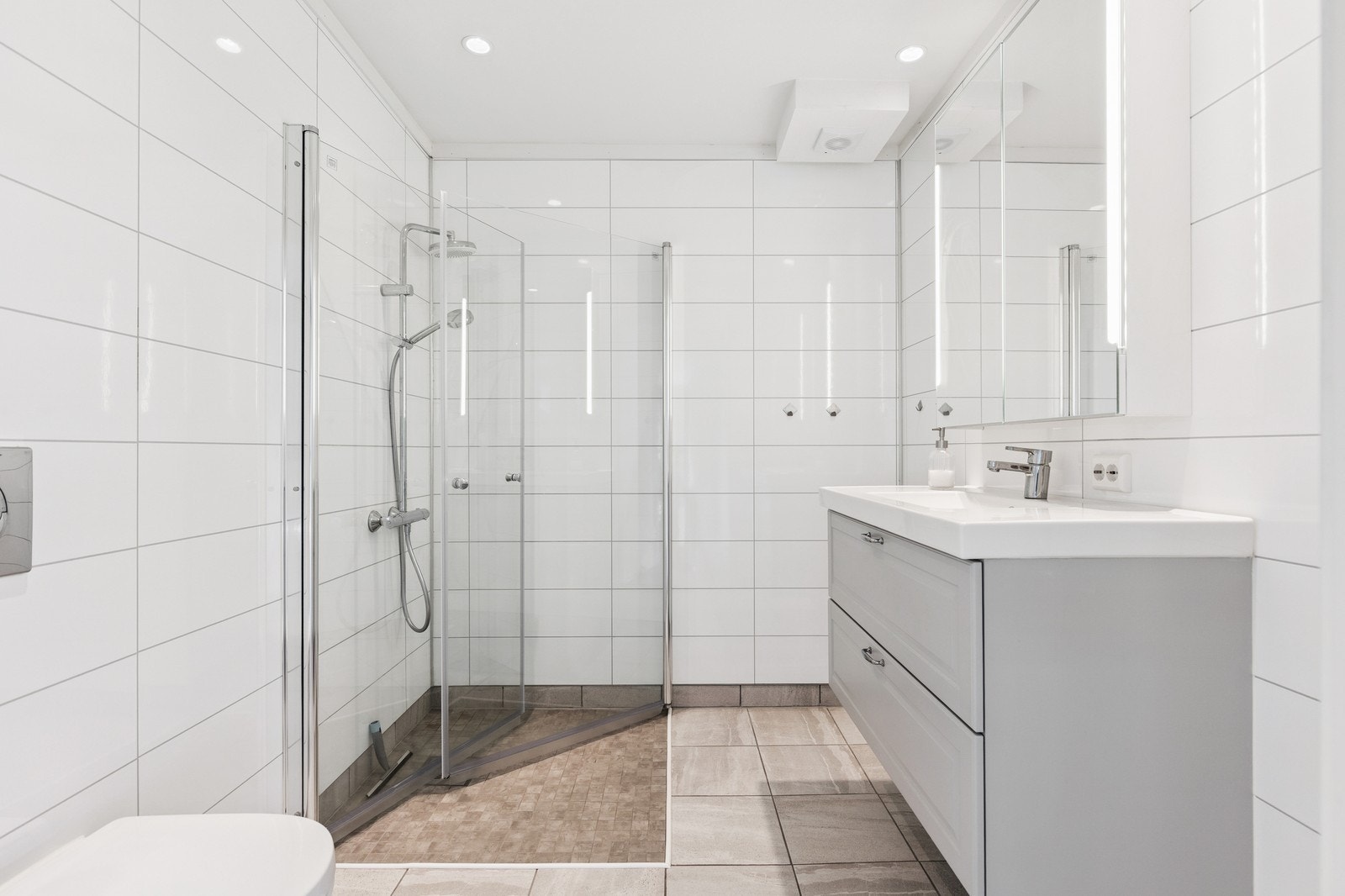 Boligen har ett helfliset og moderne baderom. Inneholder wc, dusj og servant. Galleribilde