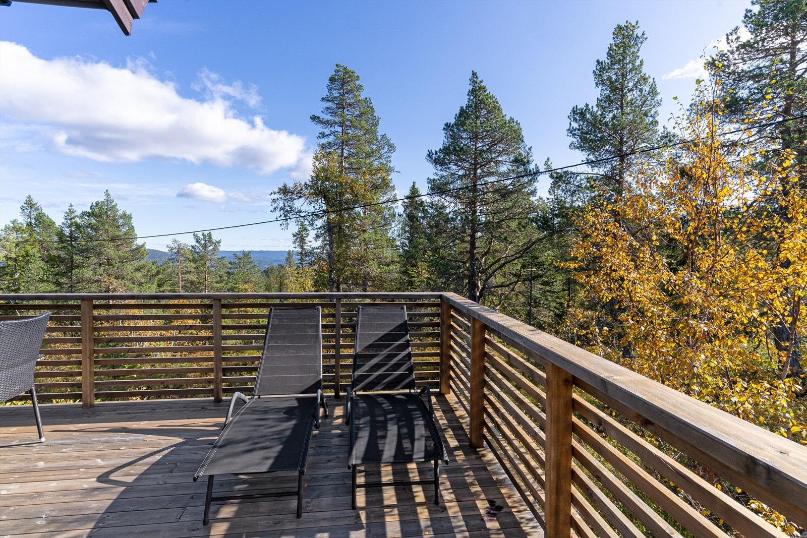 Terrassen har flere sitteplasser og inviterer til både rolige stunder og sosiale samlinger. Galleribilde