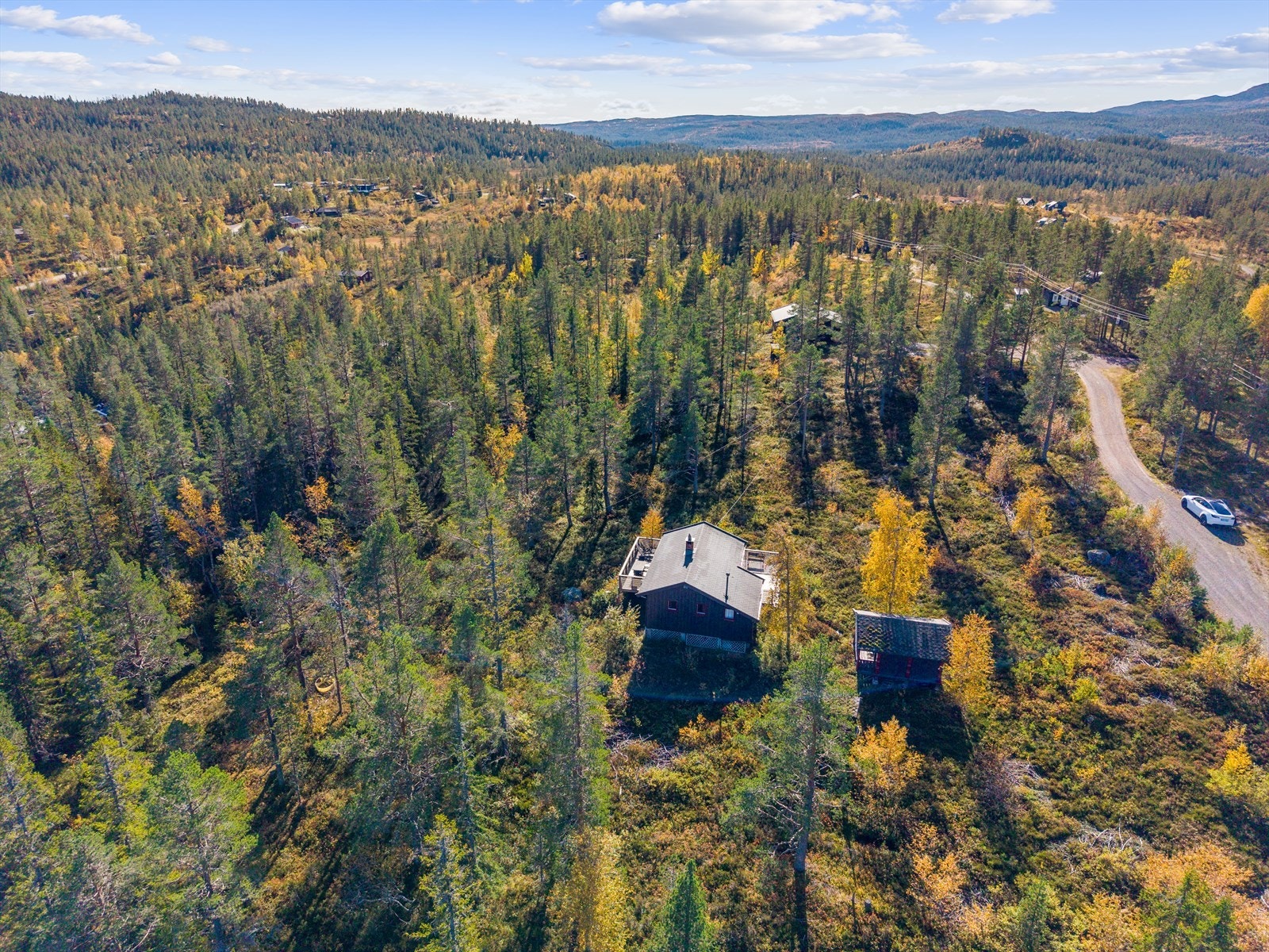 Hytta ligger usjenert til, med god avstand til naboer og naturskjønn beliggenhet. Galleribilde